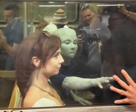 Egy földönkívüli utazott a New York-i metrón - videóra vették az idegent!