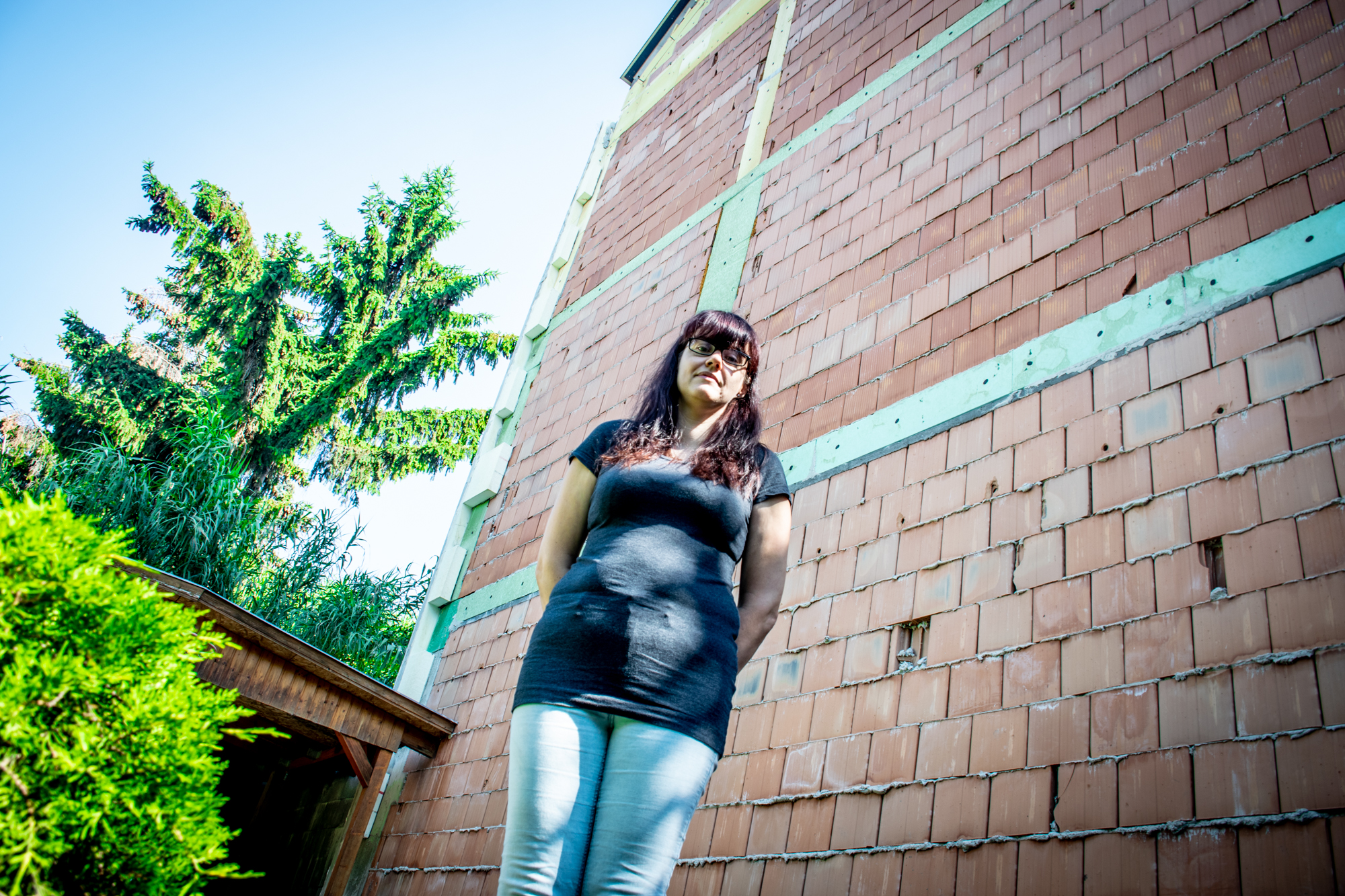 Kiűzte a családot a szomszédban zajló építkezés, másfél éve egy sufniban élnek