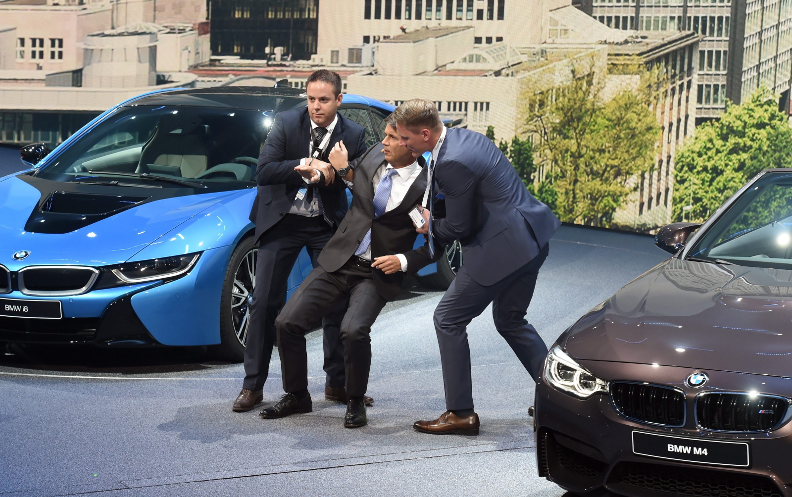 Wtedy na scenę wbiegło dwóch asystentów, którzy postawili prezesa BMW na nogi i dosłownie znieśli ze sceny. Wiadomo, że Kruger trafił do szpitala na obserwację.