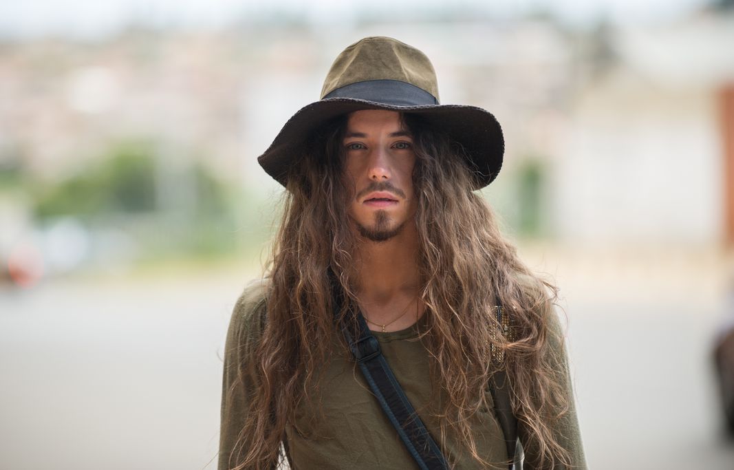 Wokalista Michał Szpak: „W programie czekam na momenty prawdziwej grozy i przełamywanie lęków. W Afryce pociąga mnie nieobliczalna potęga przyrody i dzikość natury. Nie posiadam słabych cech – poradzę sobie zawsze. Uwielbiam wyzwania i ciągły rozwój”.