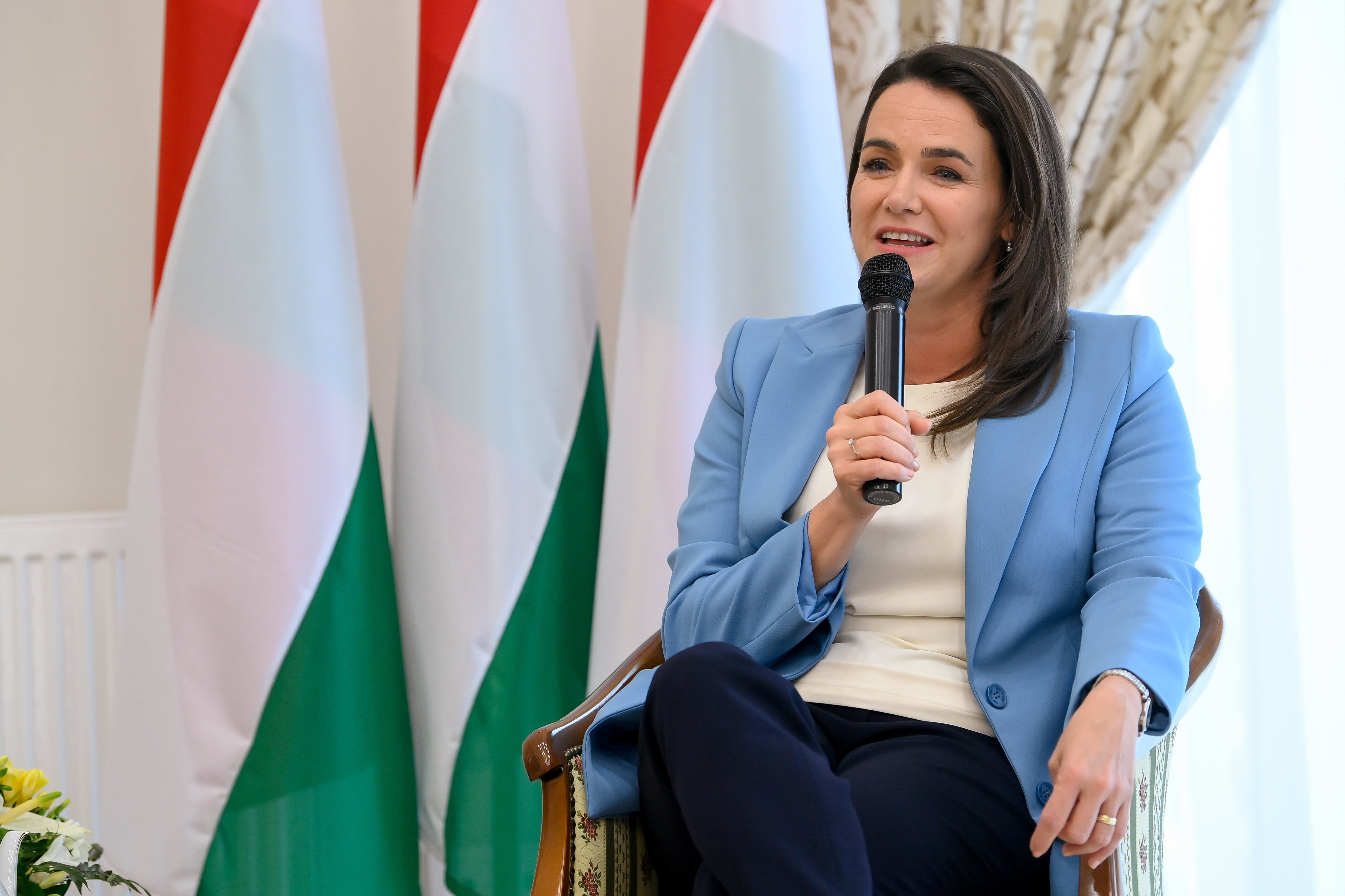 Üzent az érettségiző diákoknak Novák Katalin
