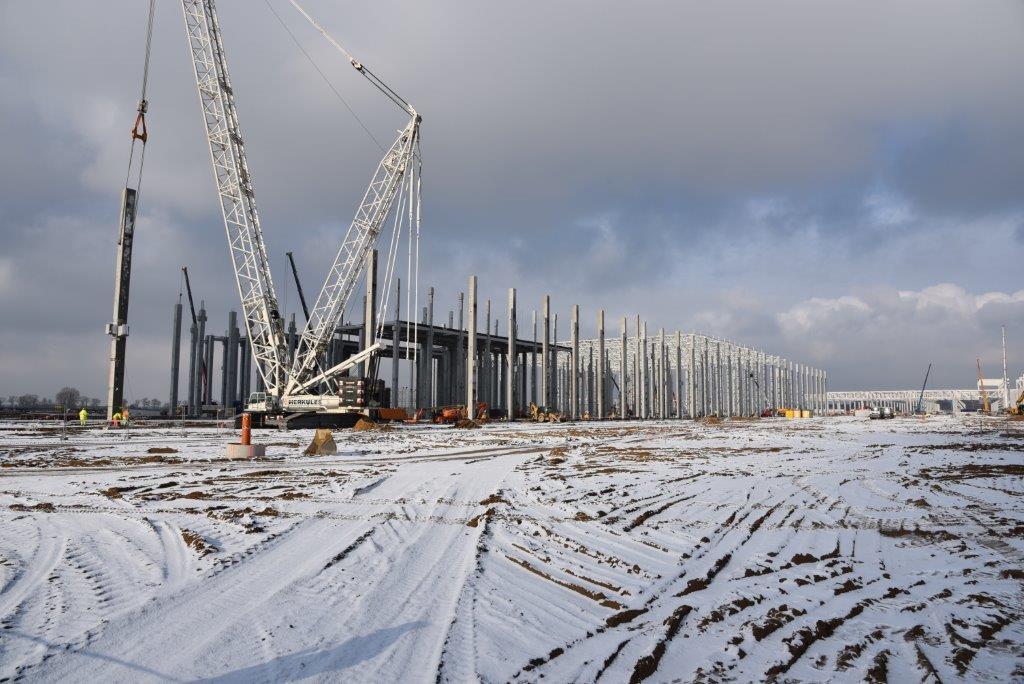 Volkswagen w Białężycach koło Wrześni buduje nową fabrykę, która zajmie się produkcją nowej generacji modelu crafter. Powstający właśnie zakład, stanie się obok VW Poznań drugim miejscem produkcji użytkowych VW w Polsce. Przypominamy, że Volkswagen Poznań istnieje od dwudziestu lat. Natomiast od dziesięciu lat produkowany jest tutaj volkswagen caddy i transporter T5 skąd trafia na rynki samochodowe na całym świecie. Wartość najnowszej inwestycji niemieckiego koncernu oszacowano na niemal 3,4 mld zł (około 800 mln euro). W skład nowego zakładu wchodzić będzie dział budowy karoserii, lakiernia oraz dział montażu.