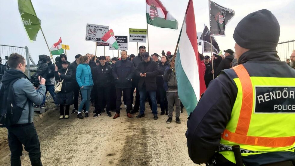 Blokád alá vonta a Mi Hazánk a debreceni akkumulátorgyár építési területét: rengeteg rendőrrel néznek farkasszemet – fotók, videó