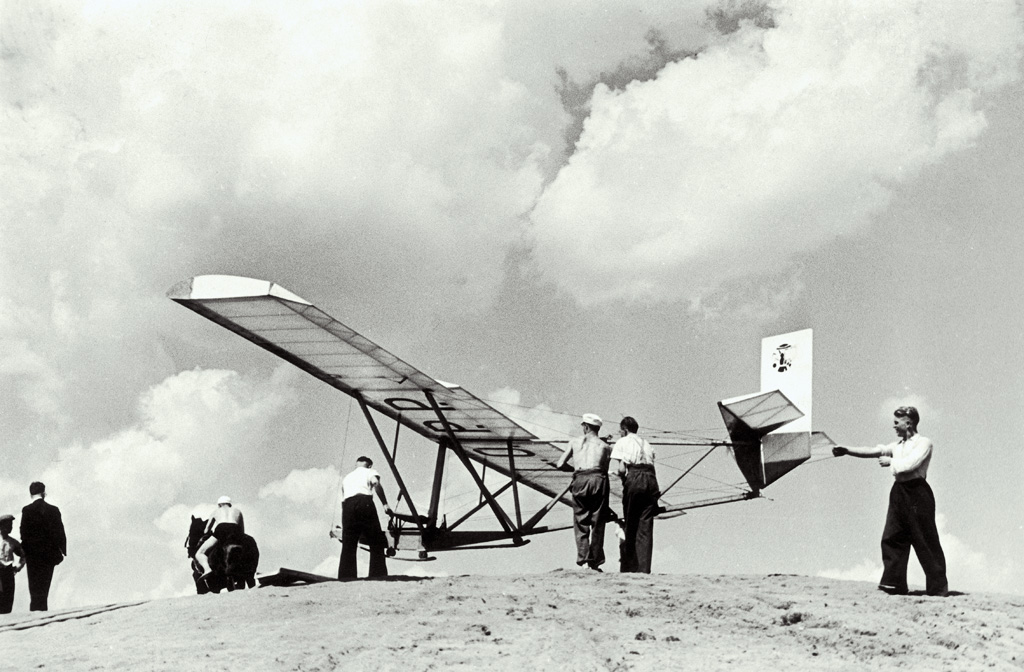 <B>Szkolenie szybowcowe. Ustawianie szybowca na miejscu startu, rok 1937</B> <BR><BR> Pierwsze zawody szybowcowe zorganizowano już w roku 1923, przede wszystkim dzięki grupie entuzjastów tego sportu. Odbyły się na zboczach Czarnej Góry opodal Białki Tatrzańskiej. Jednak szybownictwo z prawdziwego zdarzenia zaczęło się dopiero w latach trzydziestych. Rok 1935 przyniósł pierwsze, organizowane corocznie, Krajowe Zawody Szybowcowe. Album