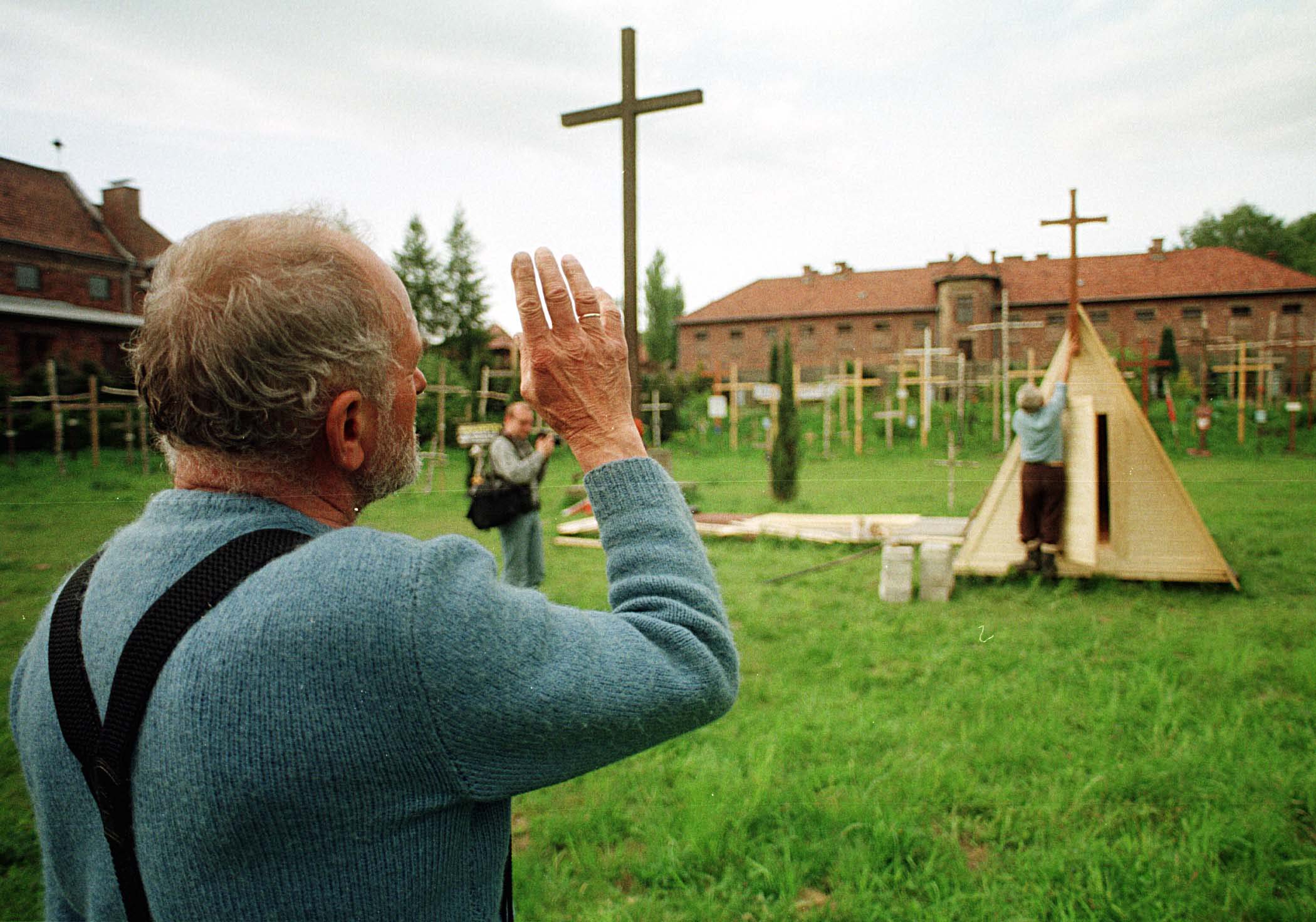 Kazimierz Świtoń rozpoczął nawet budowę drewnianej kaplicy pod papieskim krzyżem na oświęcimskim Żwirowisku. 11.05.1999 r.