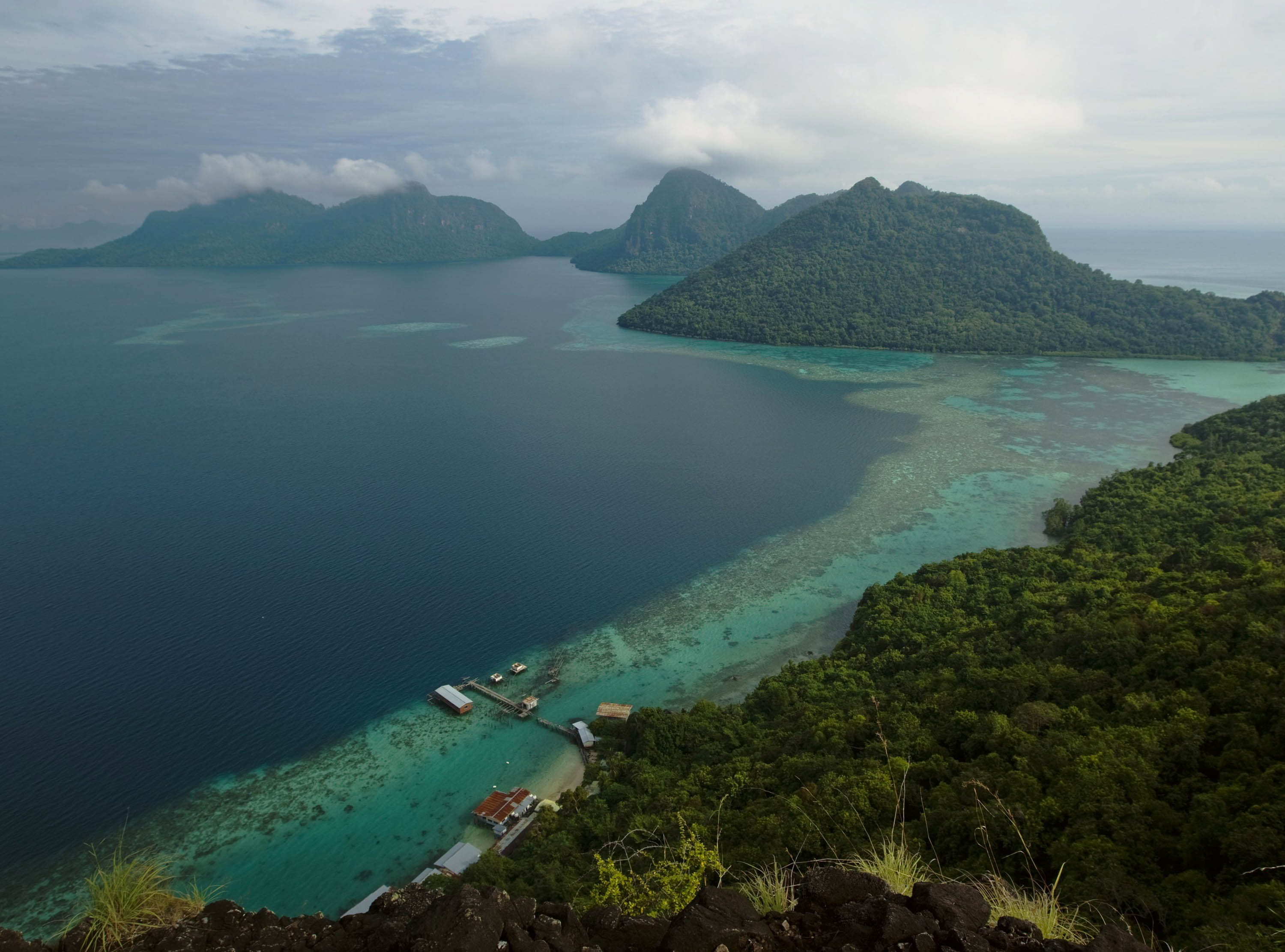 Wyspy w pobliżu Borneo, których wybrzeża zasiedlają Bajau
