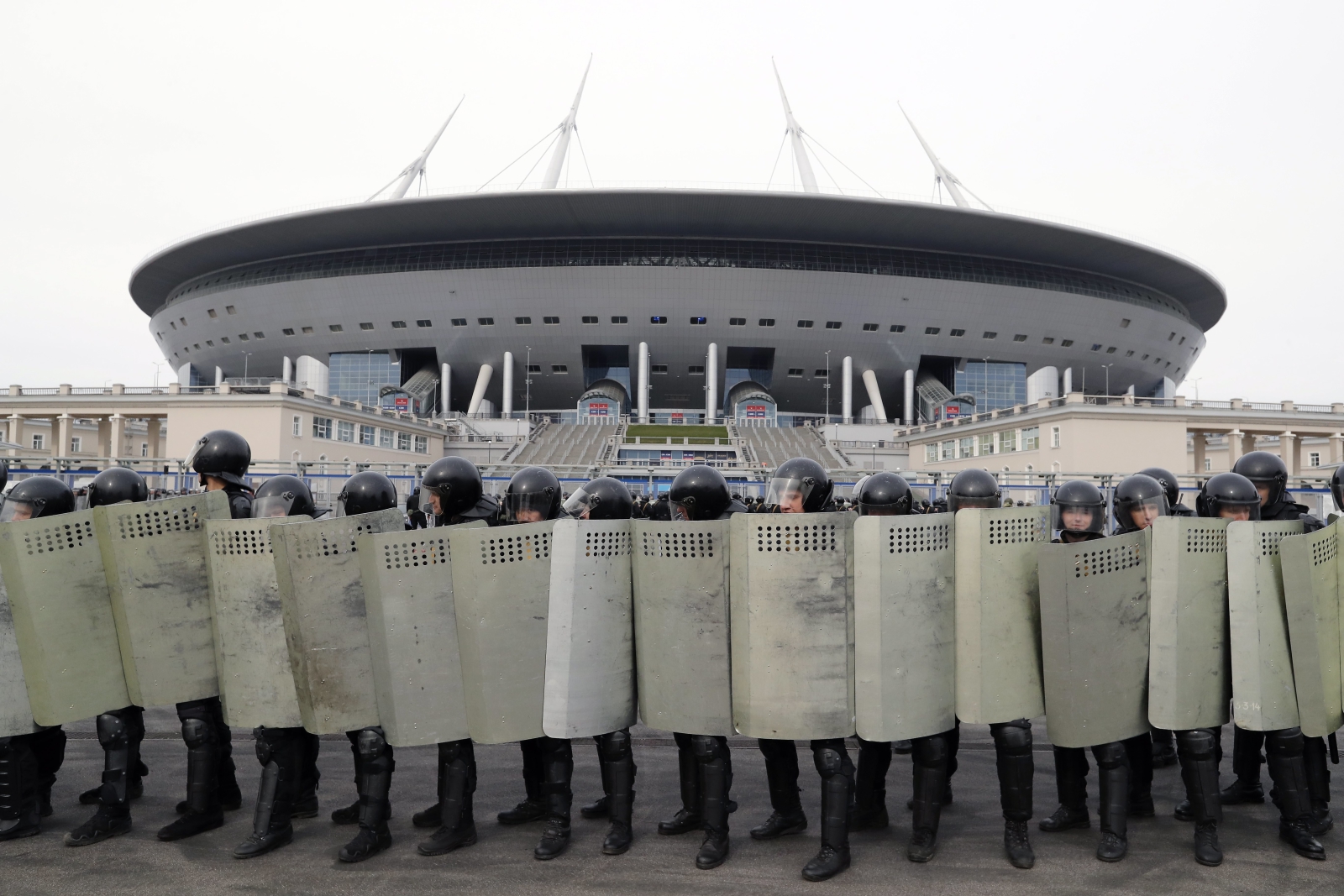 Rosyjska policja ćwiczy przed mundialem walkę z piłkarskimi chuliganami