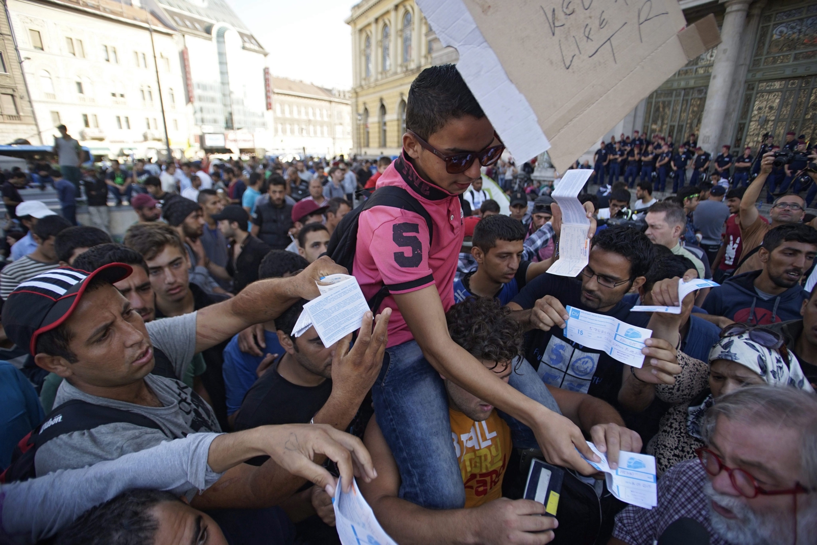 Budapeszt: Imigranci przed dworcem Keleti