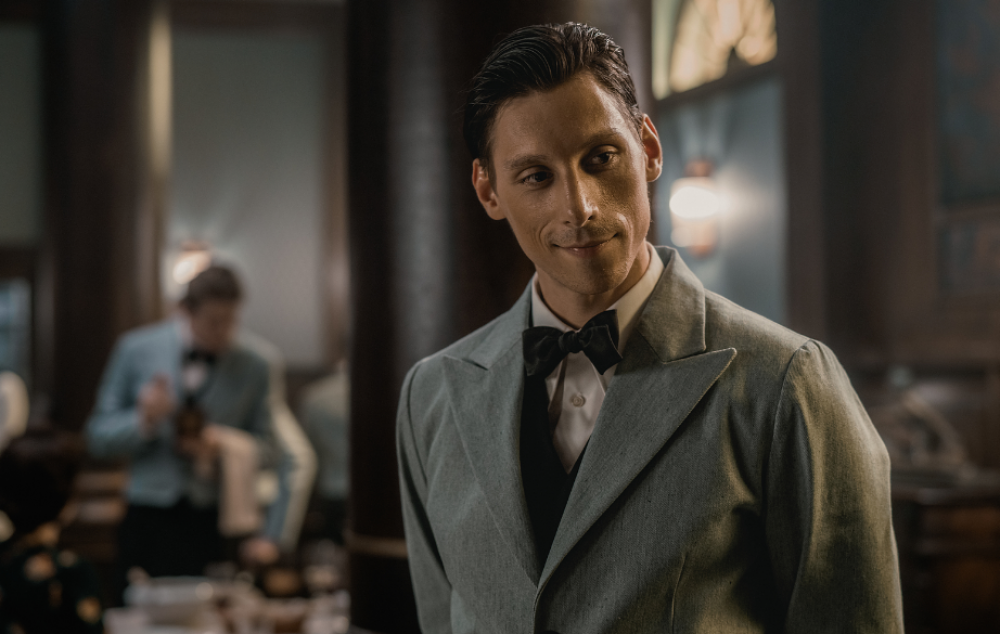 Nácik között épít karriert magának a német nőket elcsábító zsidó pincér - könnyedség és borzalom keveredik a Filip című moziban