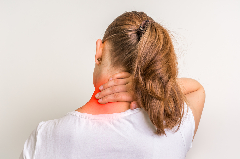 fájdalom és gyűrődések a nyaki ízületekben