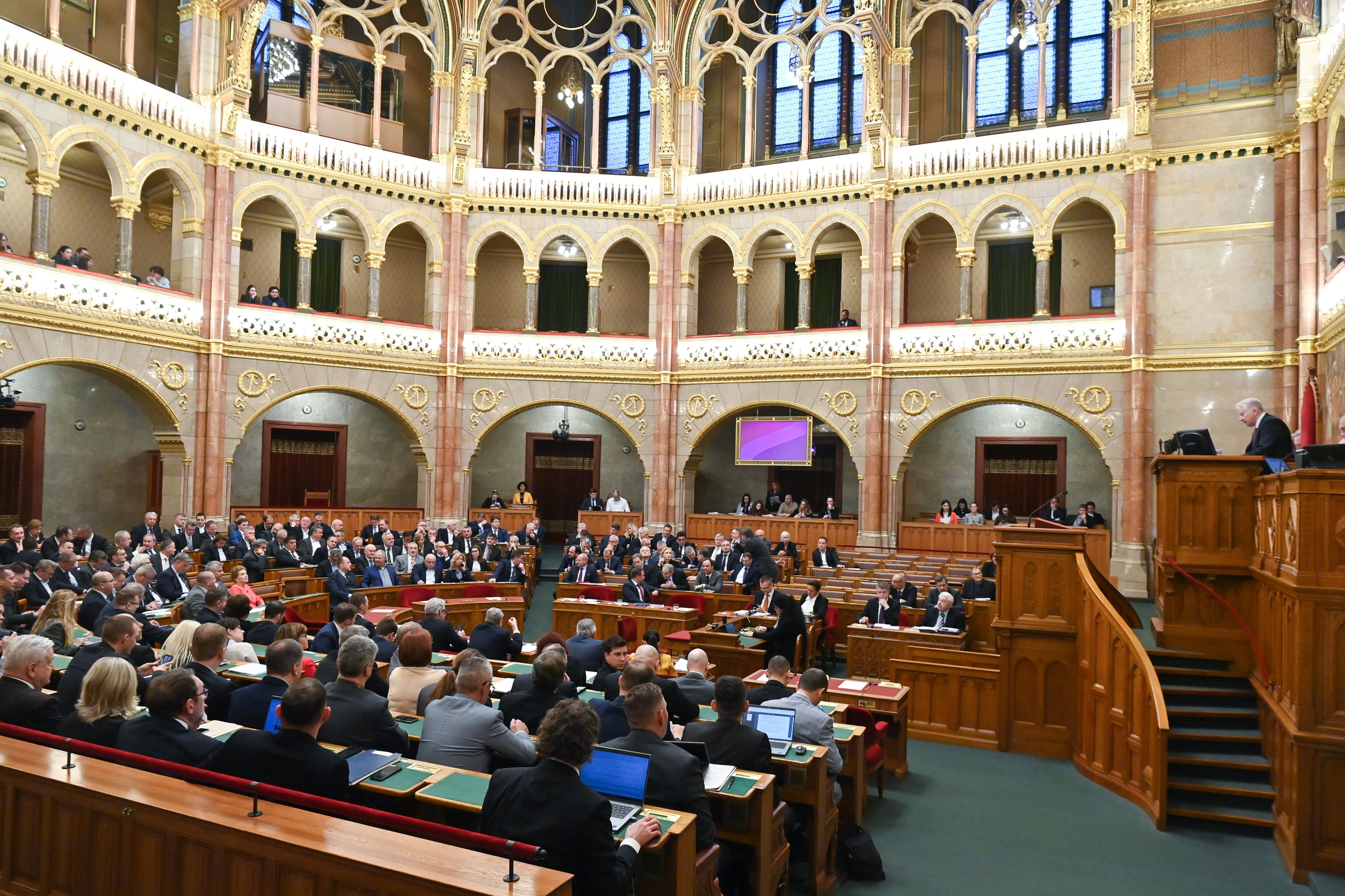 Válságos időszakot tárgyal a parlament szerdán: a Kúria, az OBH elnöke és a legfőbb ügyészt is behívták