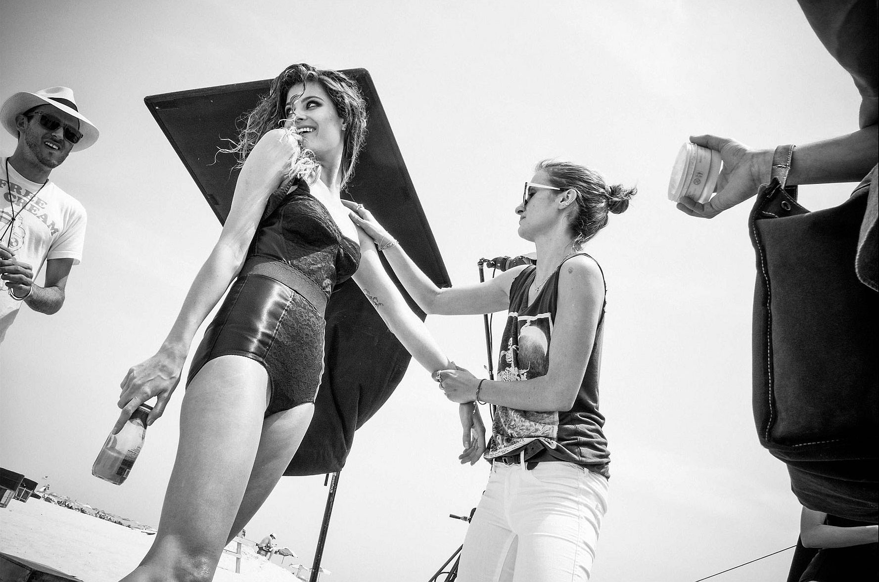 Peter Lindbergh, który dla Pirelli pracował już w 1996 i 2002 r., zabrał modelki na plażę na obrzeżach Nowego Jorku. Niemiec ubrał je w czarne stroje i zrobił czarno-białe zdjęcia.