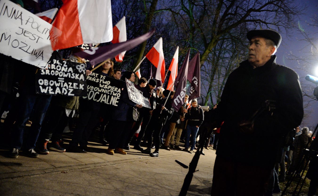 Niektórzy trzymają tabliczki z hasłami: