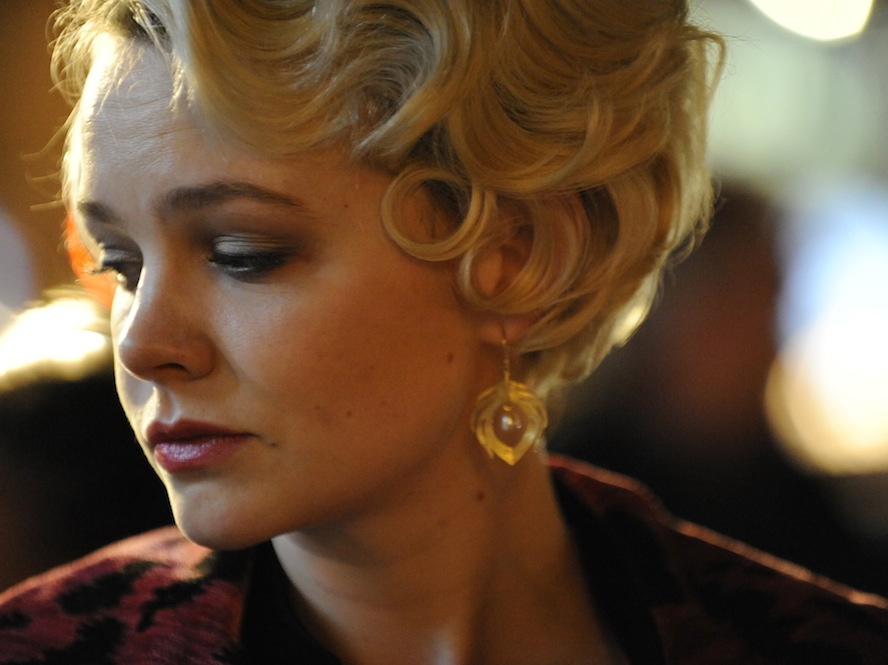 Pewnego dnia do mieszkania Brandona wprowadza się siostra (Carey Mulligan)
