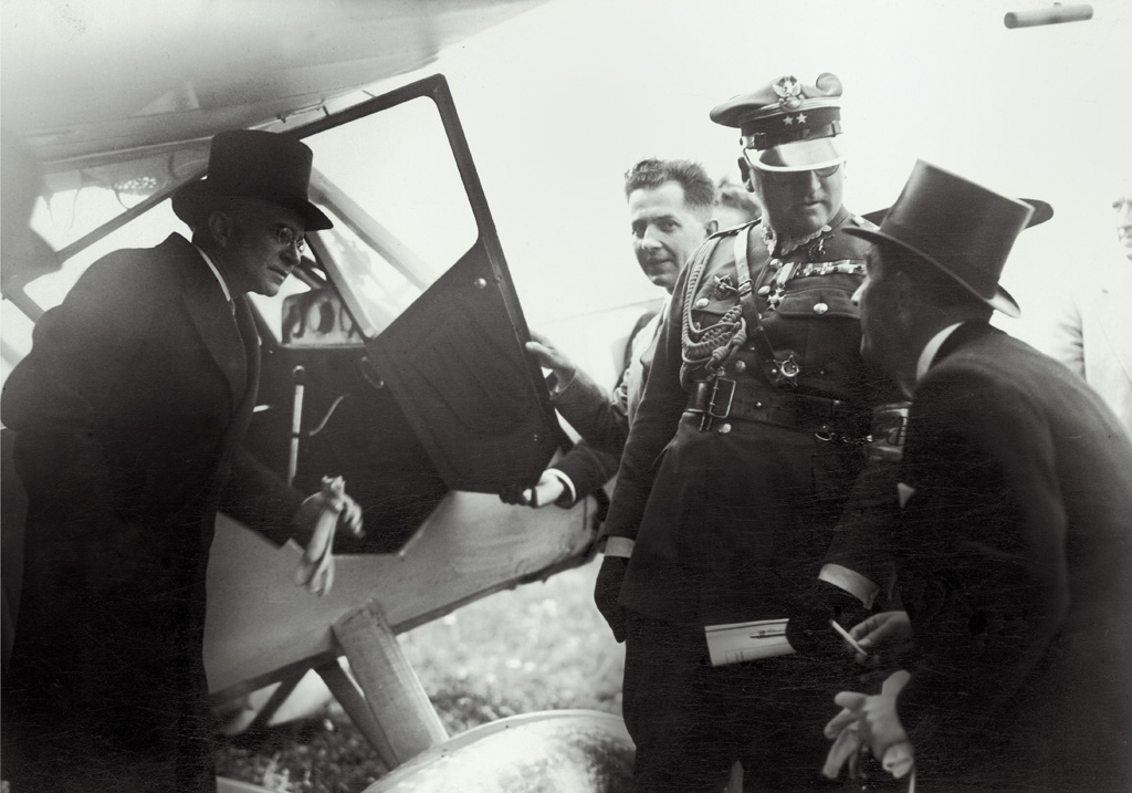 Minister komunikacji Michał Butkiewicz ogląda samolot biorący udział w konkursie samolotów turystycznych, Warszawa, rok 1933