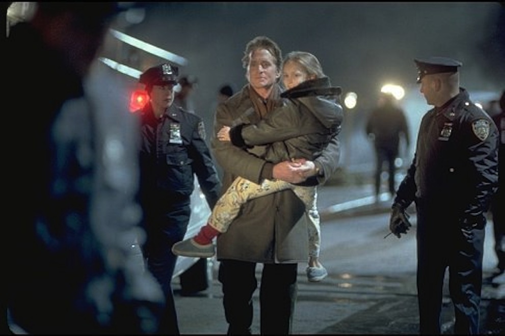 Skye McCole Bartusiak i Michael Douglas w filmie