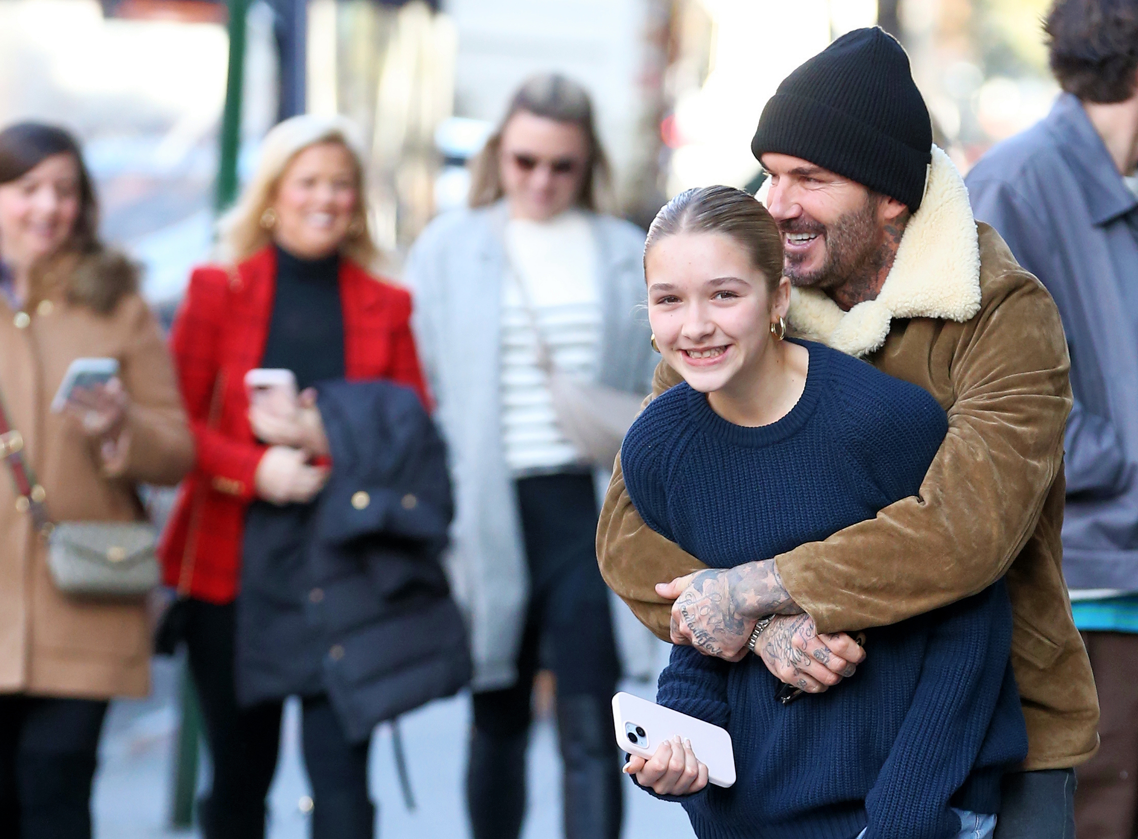 Még mindig apuci kislánya! David Beckham az utcán ölelgeti Harpert - fotók