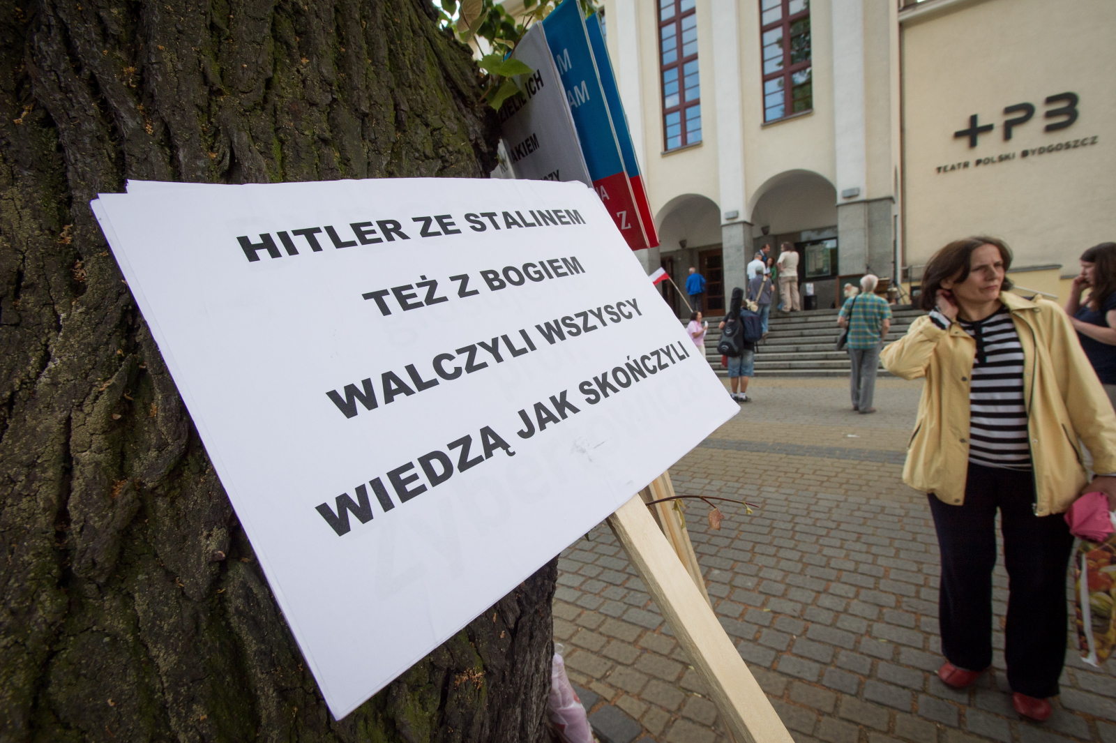 Protest środowisk narodowo-prawicowych przed Teatrem Polskim w Bydgoszczy, gdzie odbył się pokaz filmowy rejestracji spektaklu