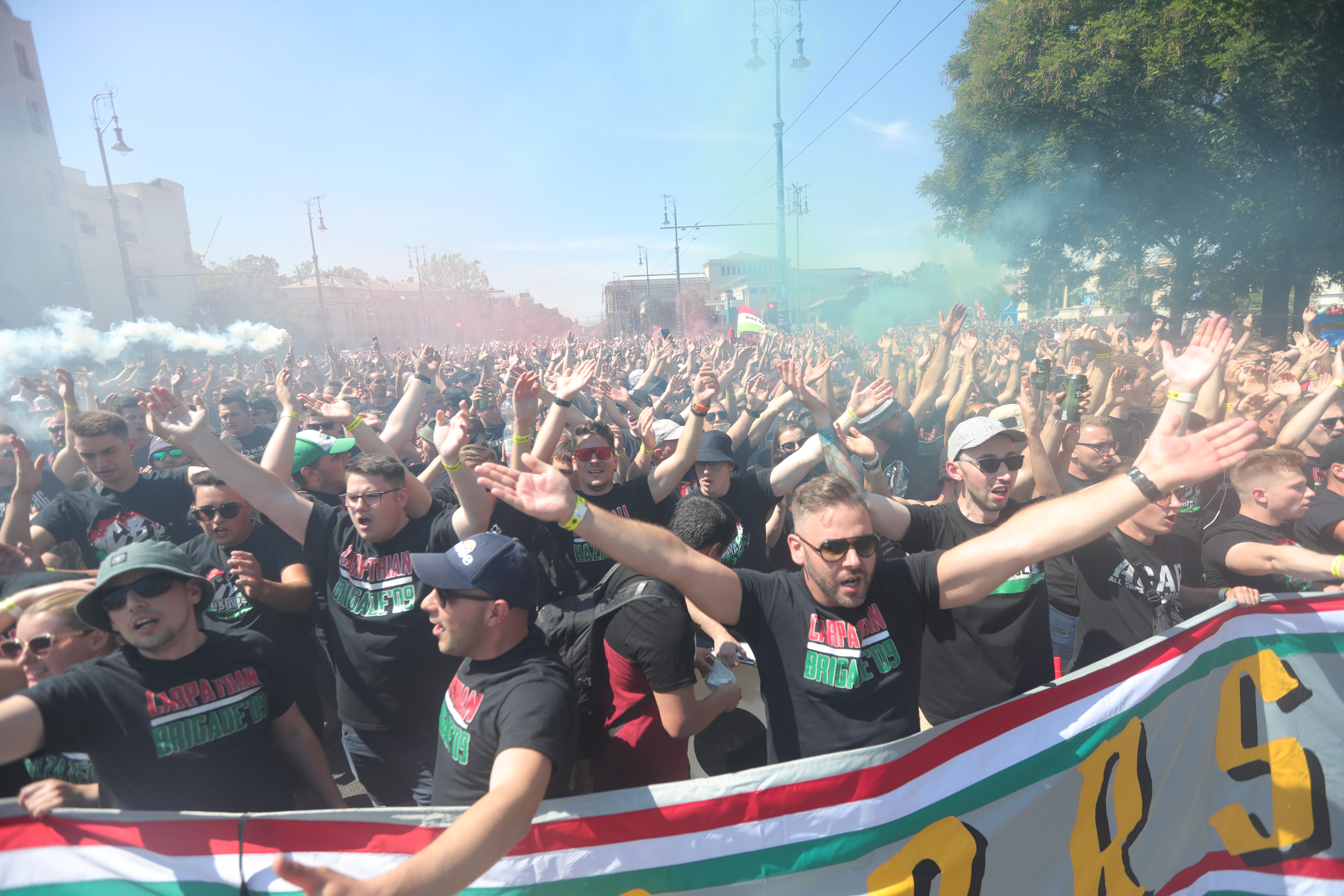 Magyar-portugál: elindult a szurkolói menet a Puskás Arénába - Blikk
