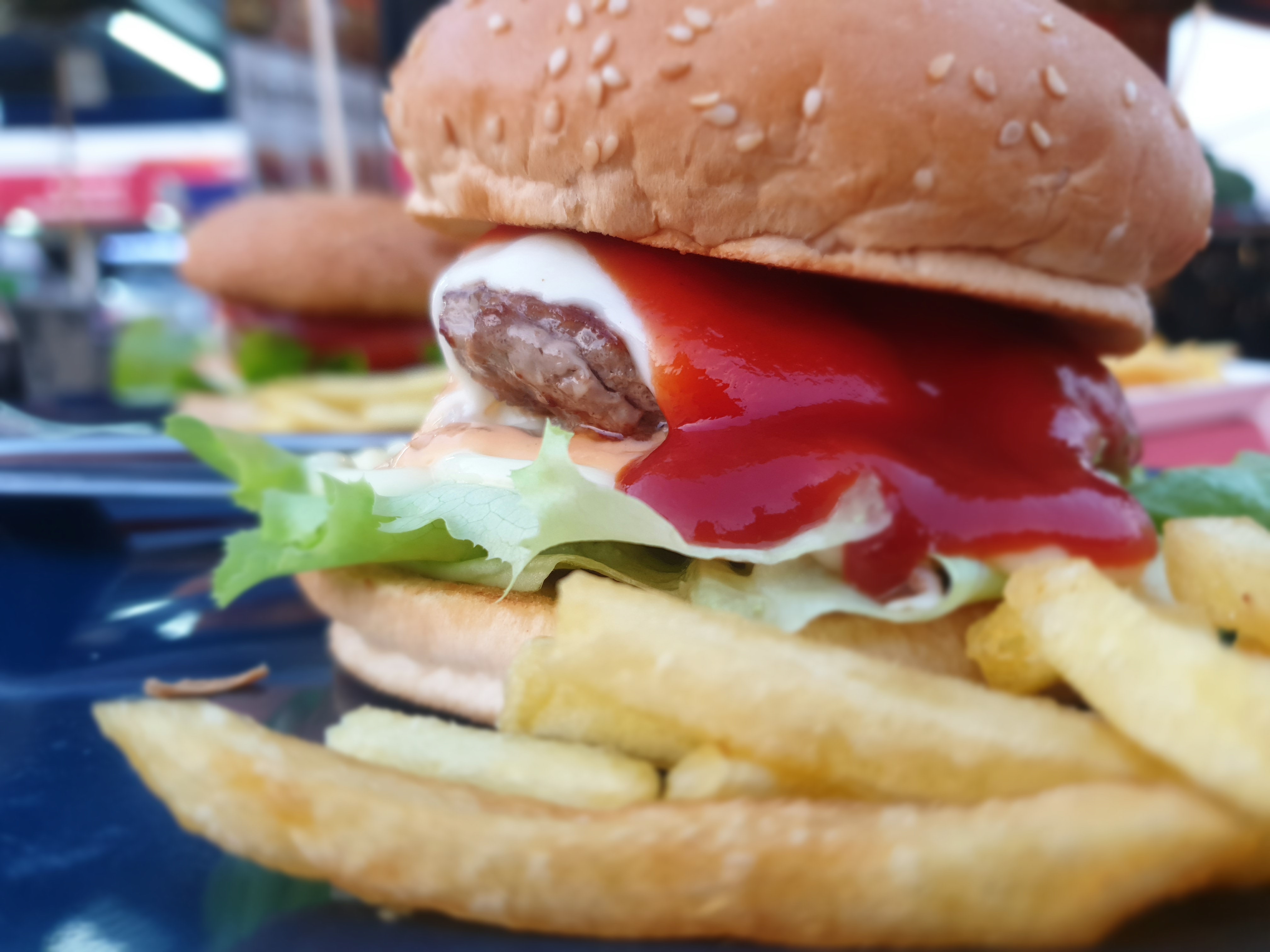 Jóég! Döbbenetes módon ünnepelte a születésnapját ez a férfi – 36 húspogácsával megtömve kérte a hamburgerét, be is nyomta az egészet