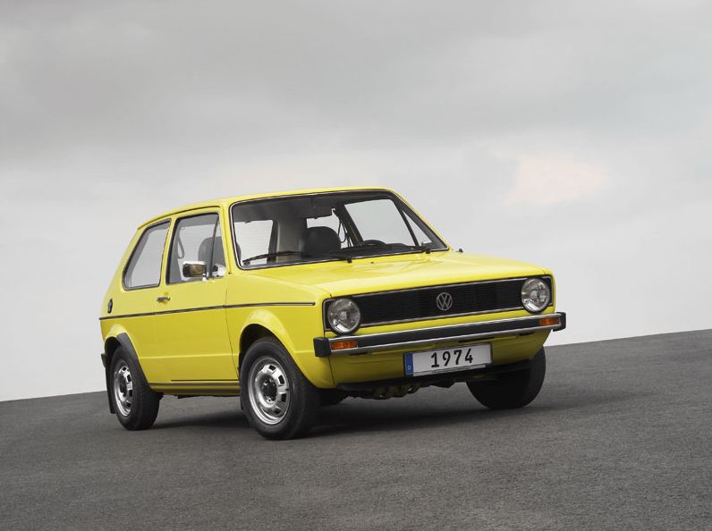 Pierwszy seryjny golf zjechał z taśm produkcyjnych w Wolfsburgu w marcu 1974 roku i w maju pojawił się u dilerów Volkswagena. Tam, gdzie przez dziesięciolecia dominował garbus z umieszczonym z tyłu silnikiem i napędem na tylną oś, rozpoczęła się ostatecznie nowa epoka - epoka montowanego poprzecznie z przodu silnika i napędu na przednie koła. Koncepcję tę wprowadził krótko wcześniej scirocco i - jako pierwszy Volkswagen z napędem na przednią oś po przejętym od NSU modelu K70 - zaprezentowany w 1973 roku passat. Wraz z golfem na technologię tę przestawiła się także najbardziej wolumenowa klasa samochodów.