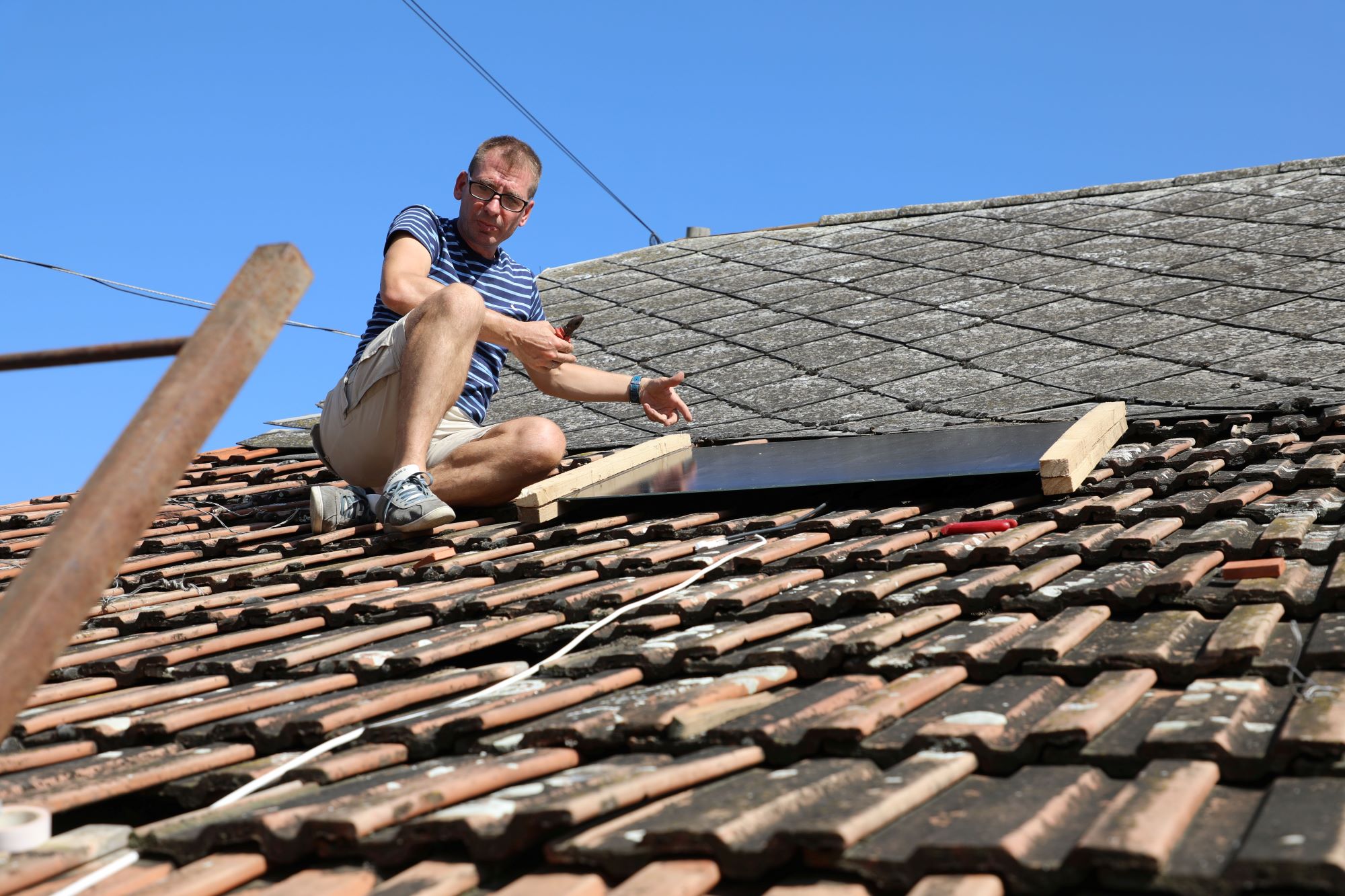 Beállt napelemet szerelni Jávor Benedek, három gyermekes családon segítettek - Videó