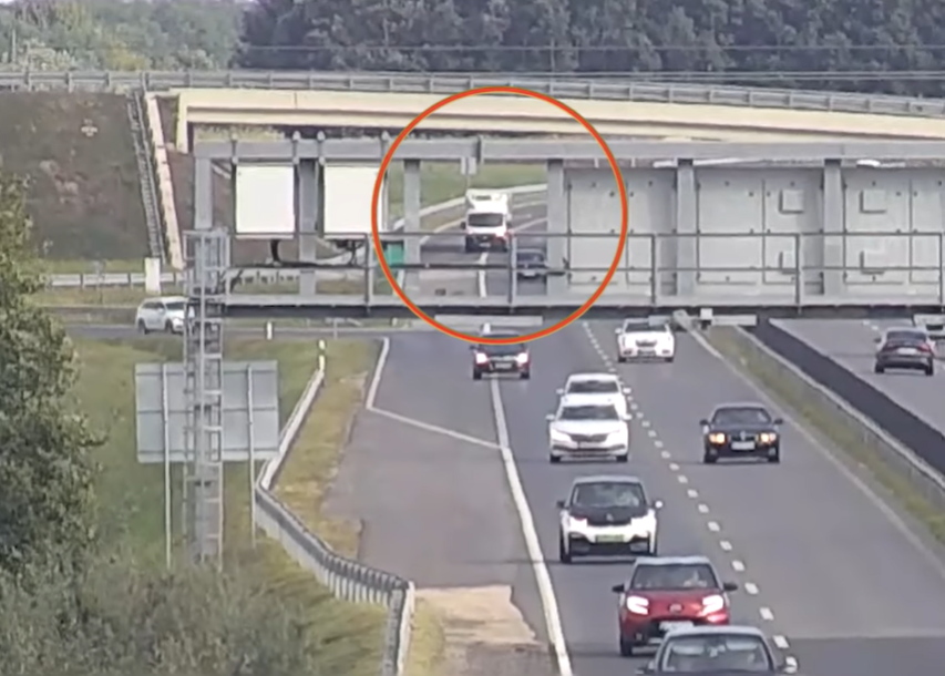 Elvétette a lehajtót egy teherautó az M4-esen, ijesztő szaltó lett belőle – videó