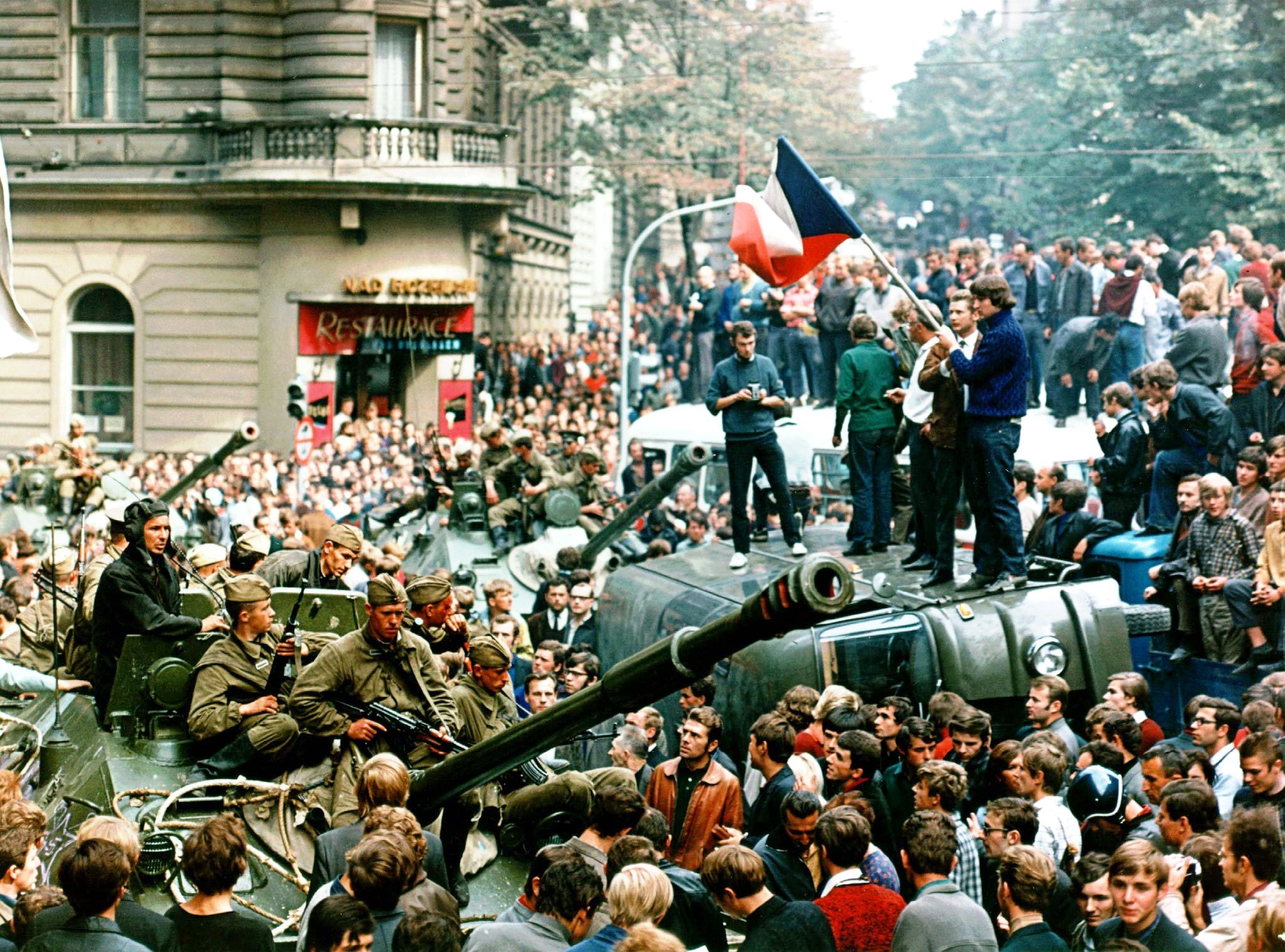 Inwazja na Czechosłowację: Tłumy w centrum Pragi blokują wojska radzieckie