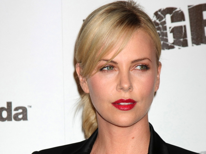 Oni już nie palą - Charlize Theron
