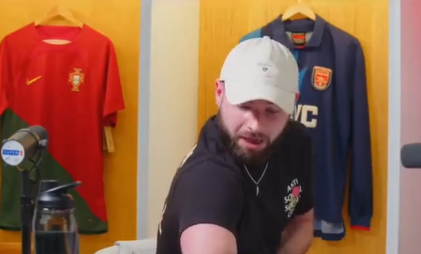 Élő adásban törte el műsorvezetőtársa kezét egy híres youtuber – sokkoló videó