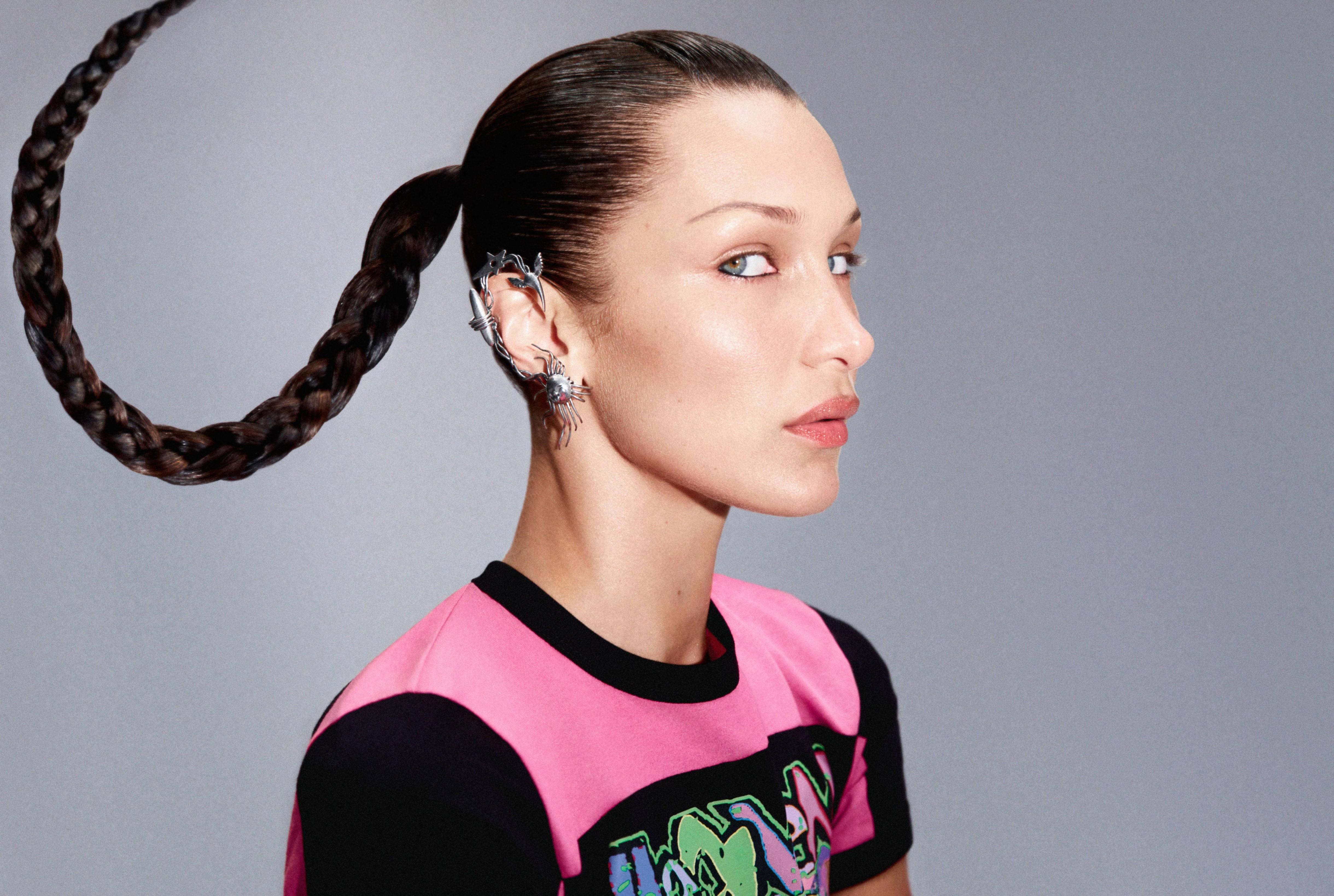 Bevállalta: Bella Hadid kopasz robotként pózol – fotók