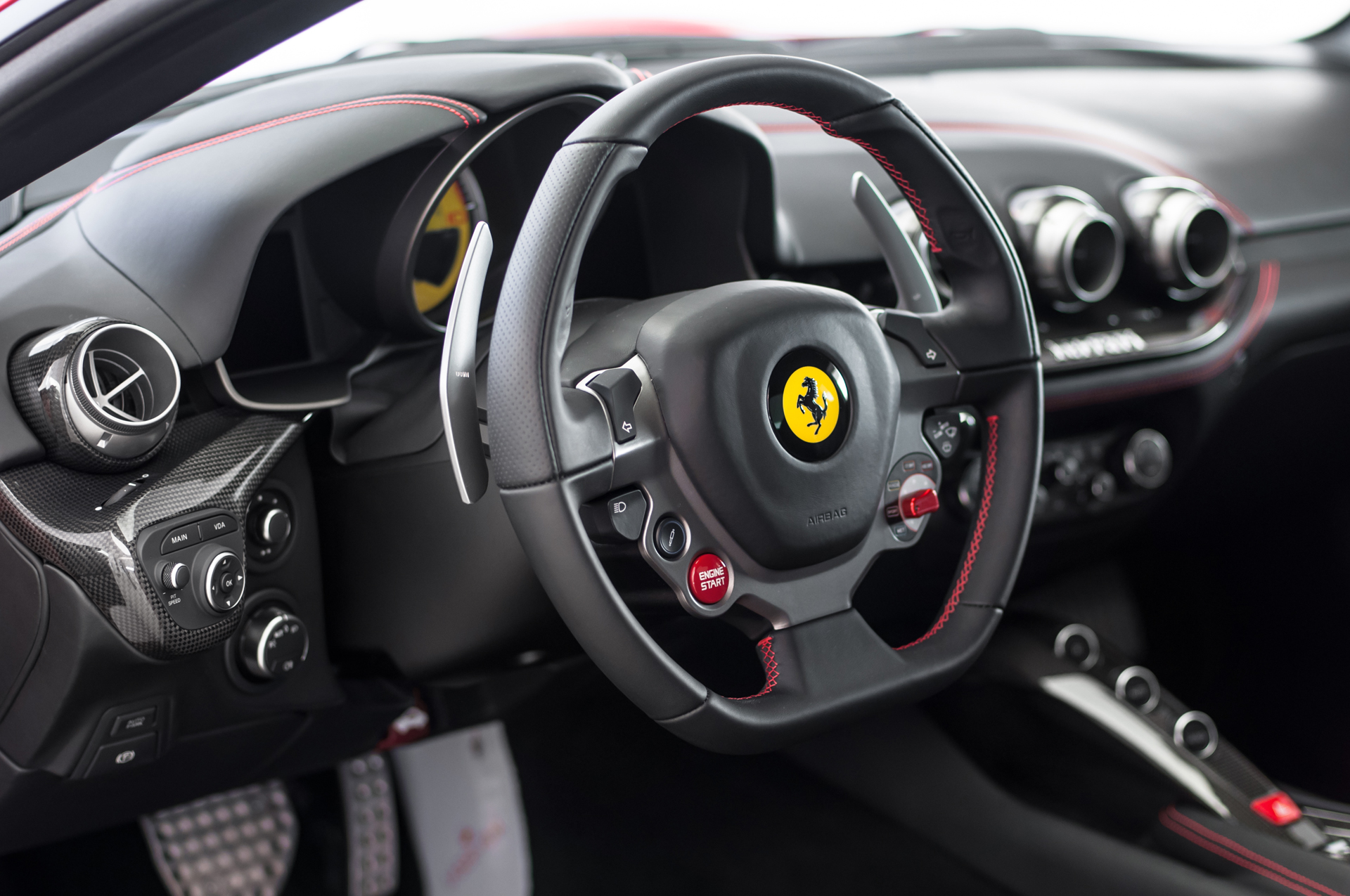 Po małym śledztwie udało się nam ustalić cenę samochodu sprzedawanego przez Wojewódzkiego. - Ten konkretny egzemplarz ferrari F12 berlinetta jest do kupienia w naszym salonie za 255 tys. euro netto. To około 1 mln 560 tys. zł brutto i z podatkami, ale cena podlega negocjacji. Auto jest bardzo dobrze wyposażone, na pokładzie są m.in. karbonowe kubełkowe fotele. Przebieg odrobinę ponad 13 tys. km - powiedział w rozmowie z dziennik.pl Michał Maske z Ferrari Warszawa. Za niemal 1,6 mln zł można kupić w salonie 9 nowych BMW serii 5. Dziennik.pl zdobył też specyfikację auta showmana stacji TVN...