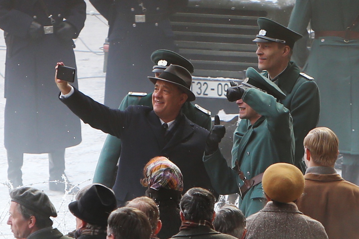 Tom Hanks robi sobie selfie na planie