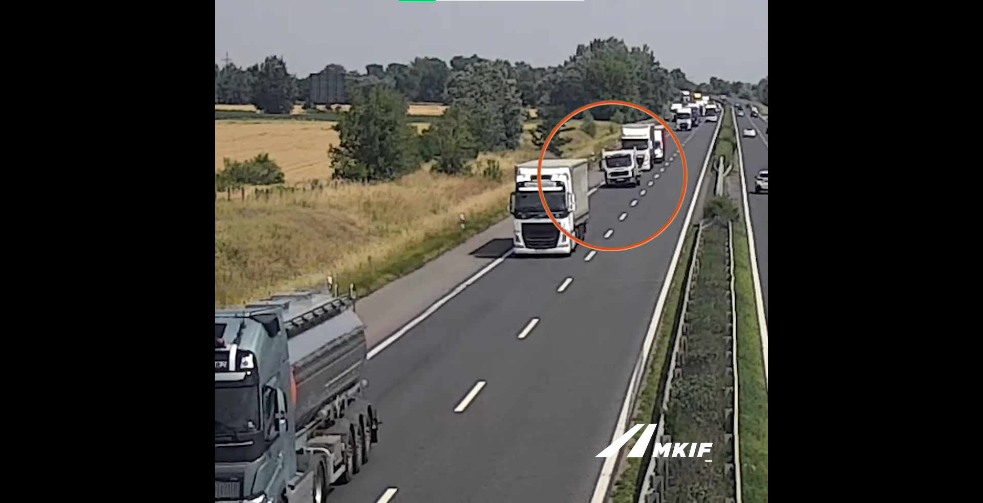 Menet közben szakadtak le egy teherautó kerekei az M1-esen – videó