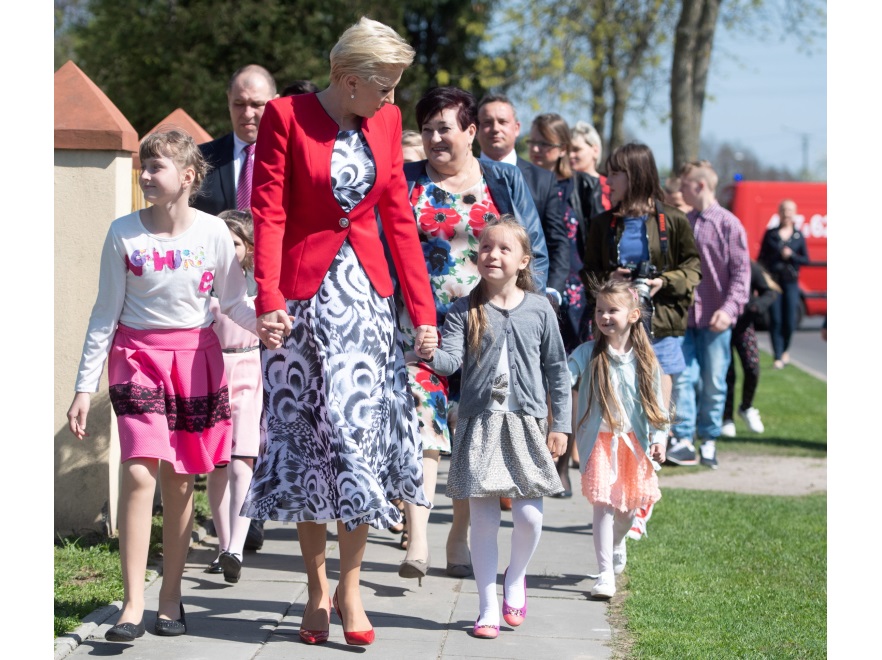 ... Dobrego efektu nie psuła nawet zapięta marynarka, co wielu kobietom