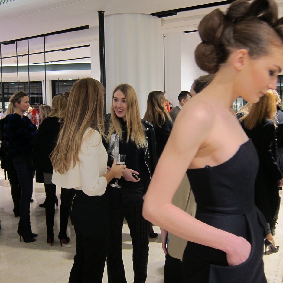Naomi Smart, stylistka z brytyjskiej edycji Vogue'a, zachwycała się ubraniami La Manii, a zwłaszcza granatową peleryną z wiosennej kolekcji./ fot. La Mania