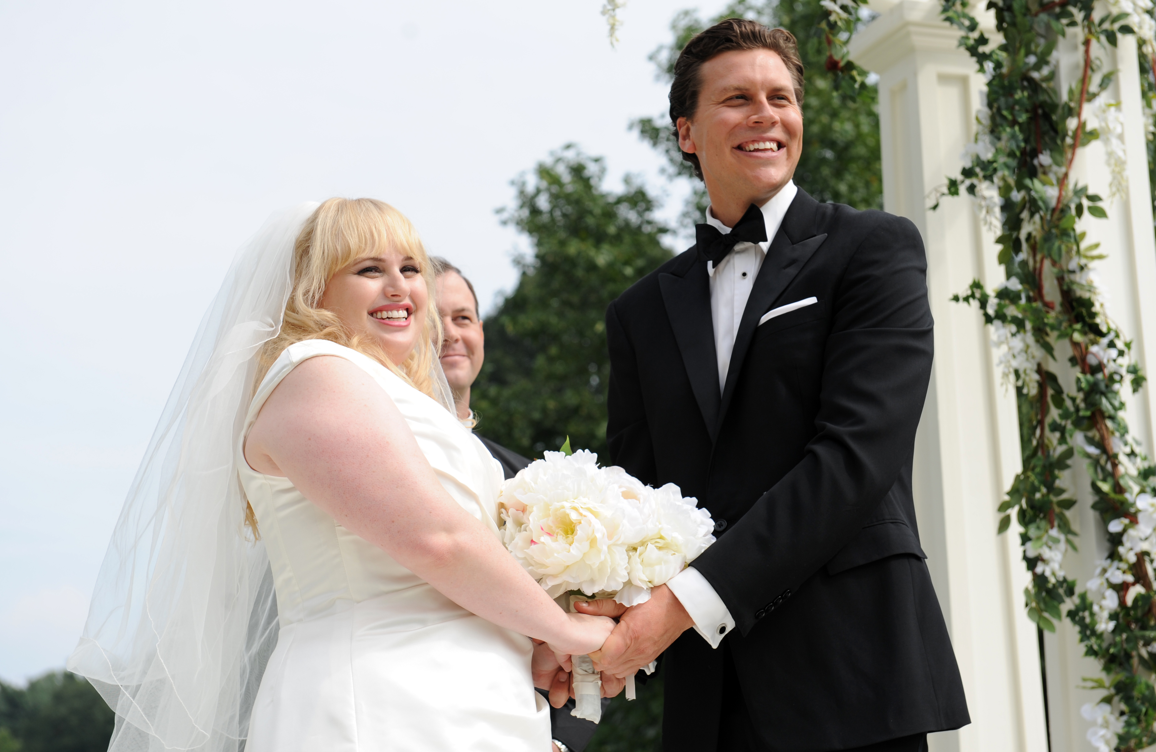 Do roli panny młodej zaangażowana została Rebel Wilson, która miała okazję błysnąć talentem komediowym właśnie w