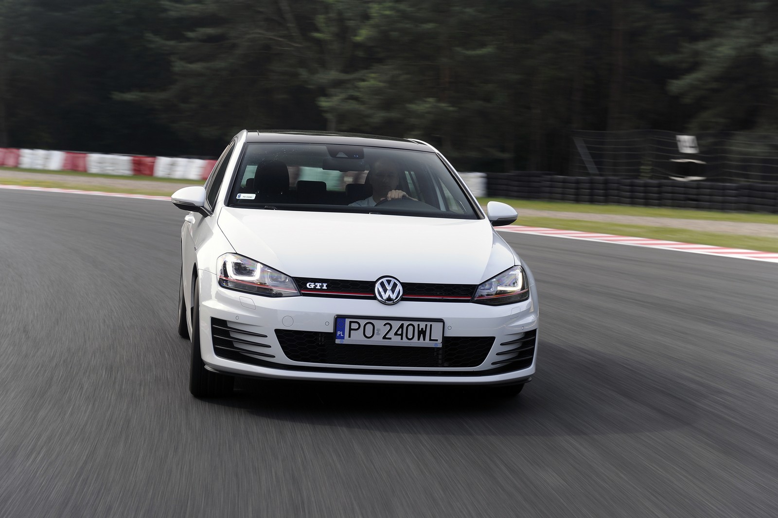 Golf GTI jest wyposażony m.in. w system rozpoznający zmęczenie kierowcy, hamulec multikolizyjny i system XDS+ (układ wspomagania pokonywania zakrętów - przyhamowuje koło tracące przyczepność). Z listy dodatków można wybrać aktywny tempomat ACC, system aktywnego nadzorowania odległości Front Assist z funkcją awaryjnego hamowania w mieście, asystent toru jazdy Lane Assist lub funkcja wyboru profilu jazdy.