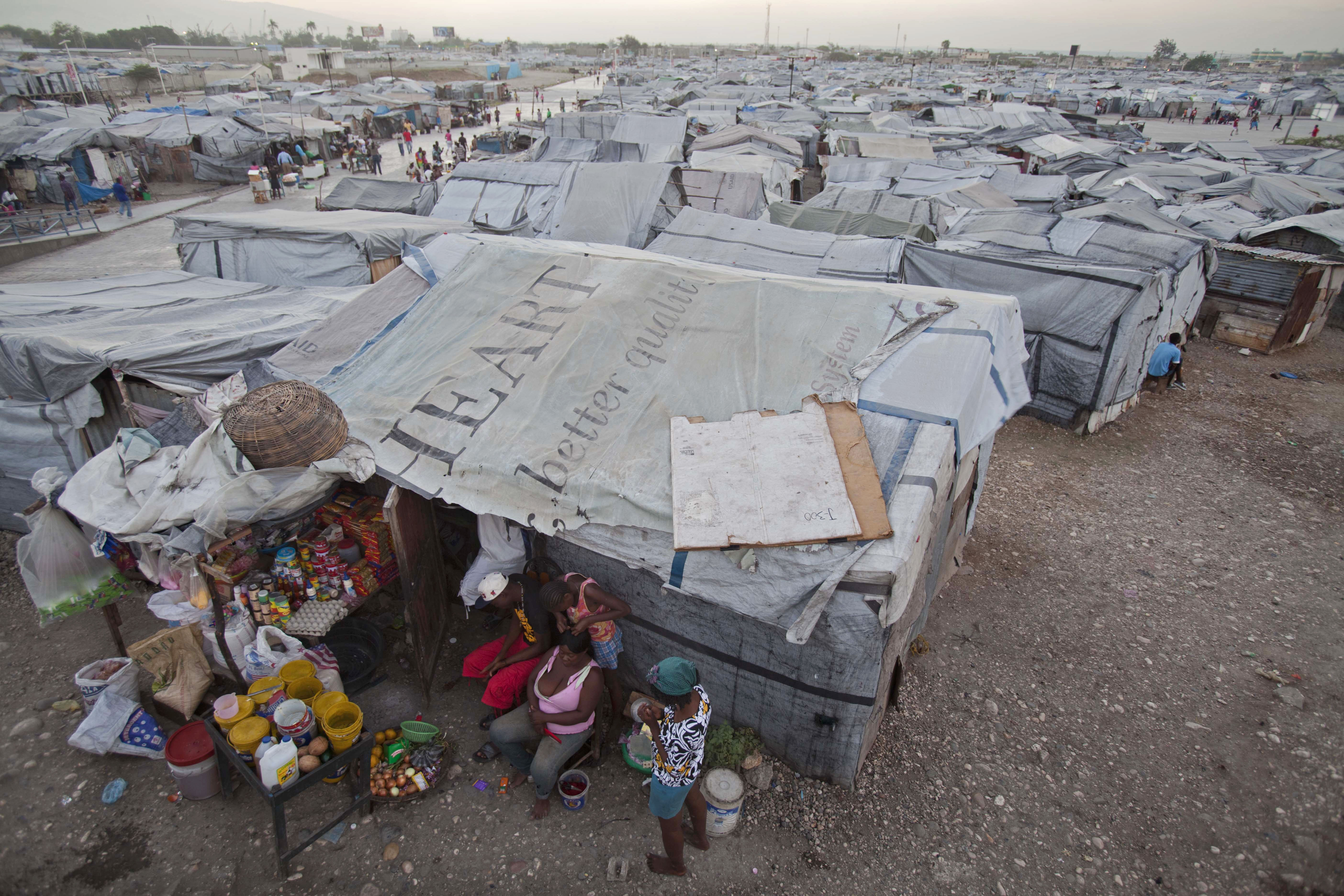 Pozbawieni domów Haitańczycy od trzech lat koczują namiotach; na zdjęciu obóz Jean-Marie Vincent w Port-au-Prince