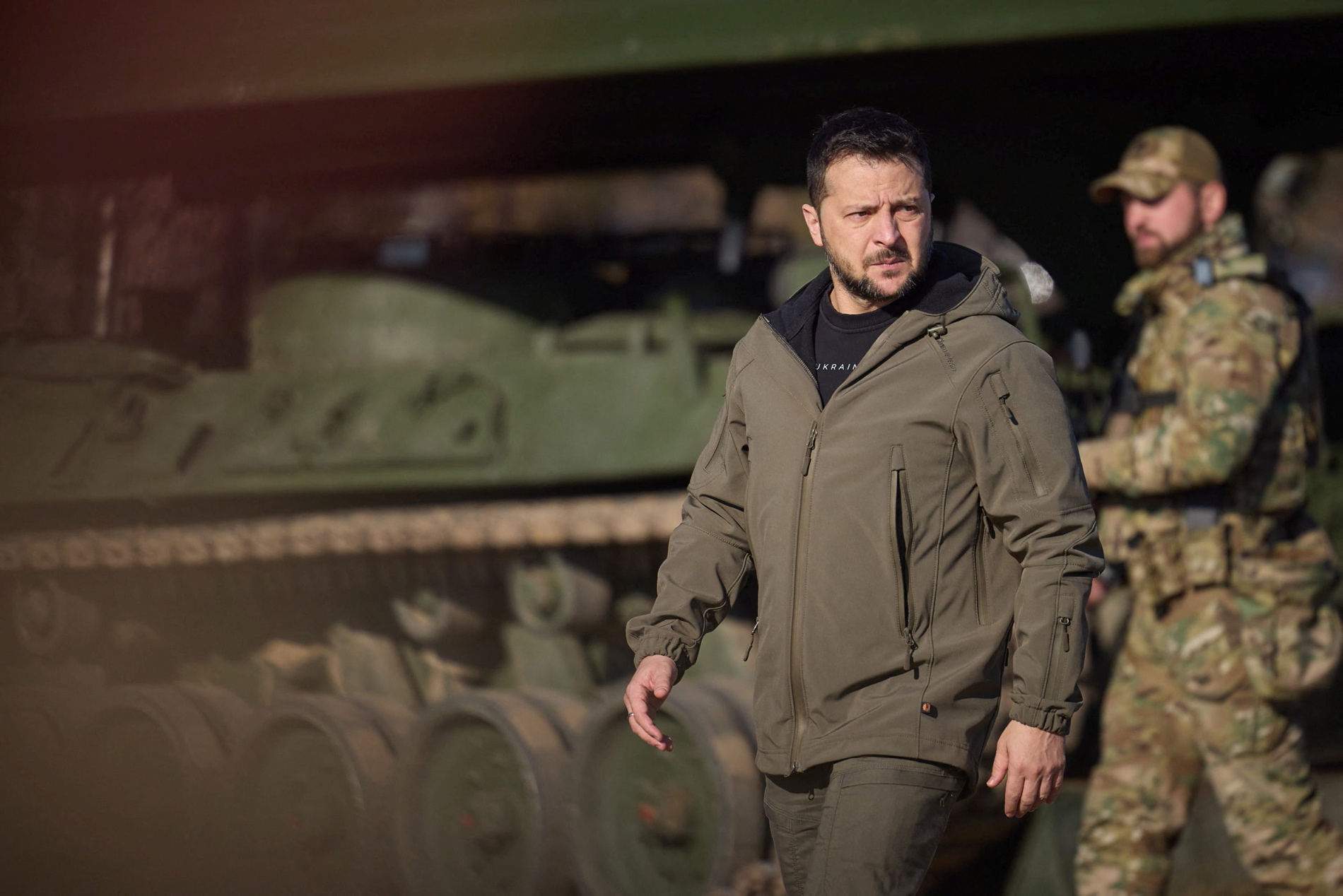 Prezydent Wołodymyr Zełenski odwiedza ośrodek szkolenia artyleryjskiego w nieujawnionym miejscu na Ukrainie, 3 listopada 2023 r