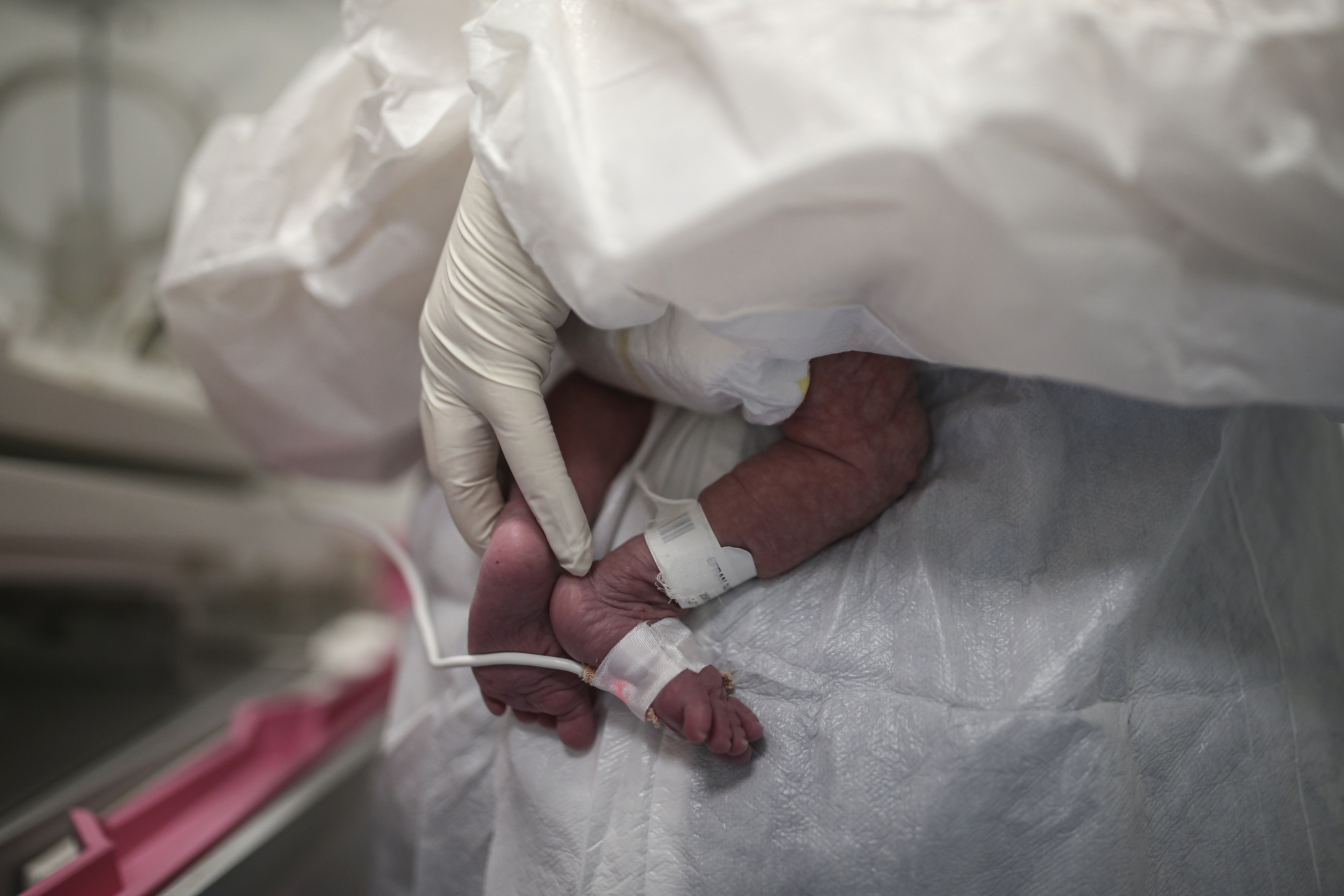 Drámai fotók: 11 napos koronavírusos csecsemő a törökországi kórházban -  Blikk