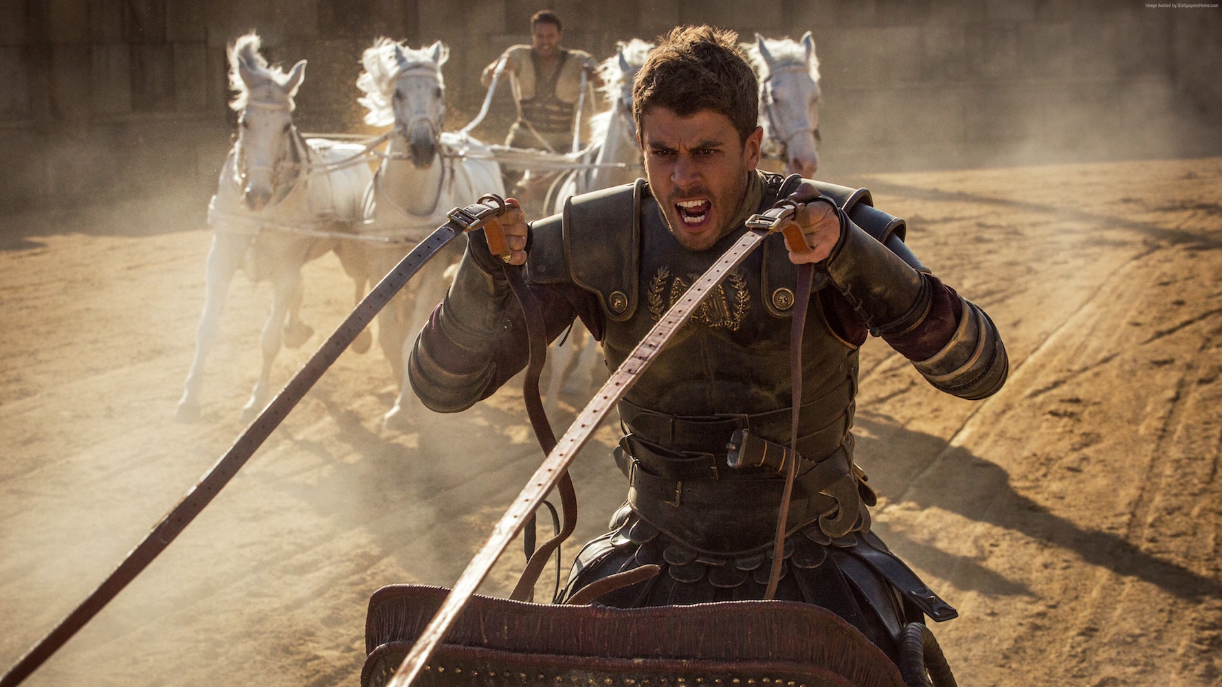 Bohaterem filmu jest bogaty żydowski książę Judah Ben-Hur, żyjący w Jerozolimie na początku pierwszego stulecia – zapowiadają twórcy. Do miasta powraca jego brat Messala, aby stanąć na czele legionów rzymskich. Mimo iż dzielą ich poglądy polityczne, mężczyźni cieszą się ze spotkania po latach. Ben-Hur odmawia jednak Messali pomocy w zdławieniu powstania, co dla Rzymianina oznacza zdradę. Na skutek intrygi dawnego druha, książę zostaje skazany na ciężkie prace, a jego rodzina trafia do więzienia. Los Ben-Hura odmieni pewne spotkanie, dzięki któremu Juda otrzyma szansę na dokonanie zemsty i odzyskanie dawnego życia. A śmiertelni wrogowie w finale znów zmierzą się w wyścigu rydwanów. Ten zaś (sądząc po trailerach) zapowiada się znakomicie.