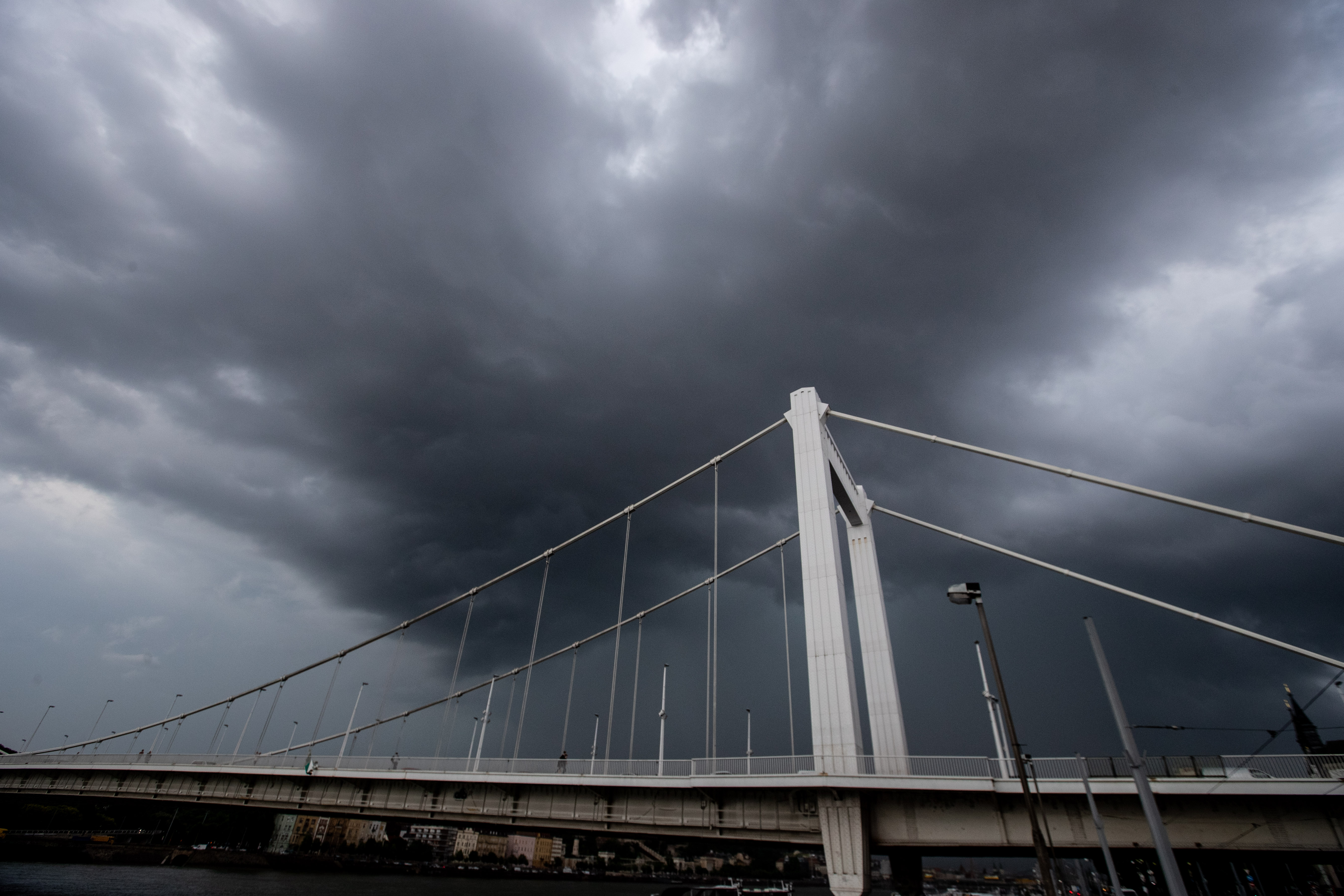 Ijesztő adat: korábban egész évben nem adtak ki annyi piros riasztást a heves zivatarok miatt, mint idén nyáron