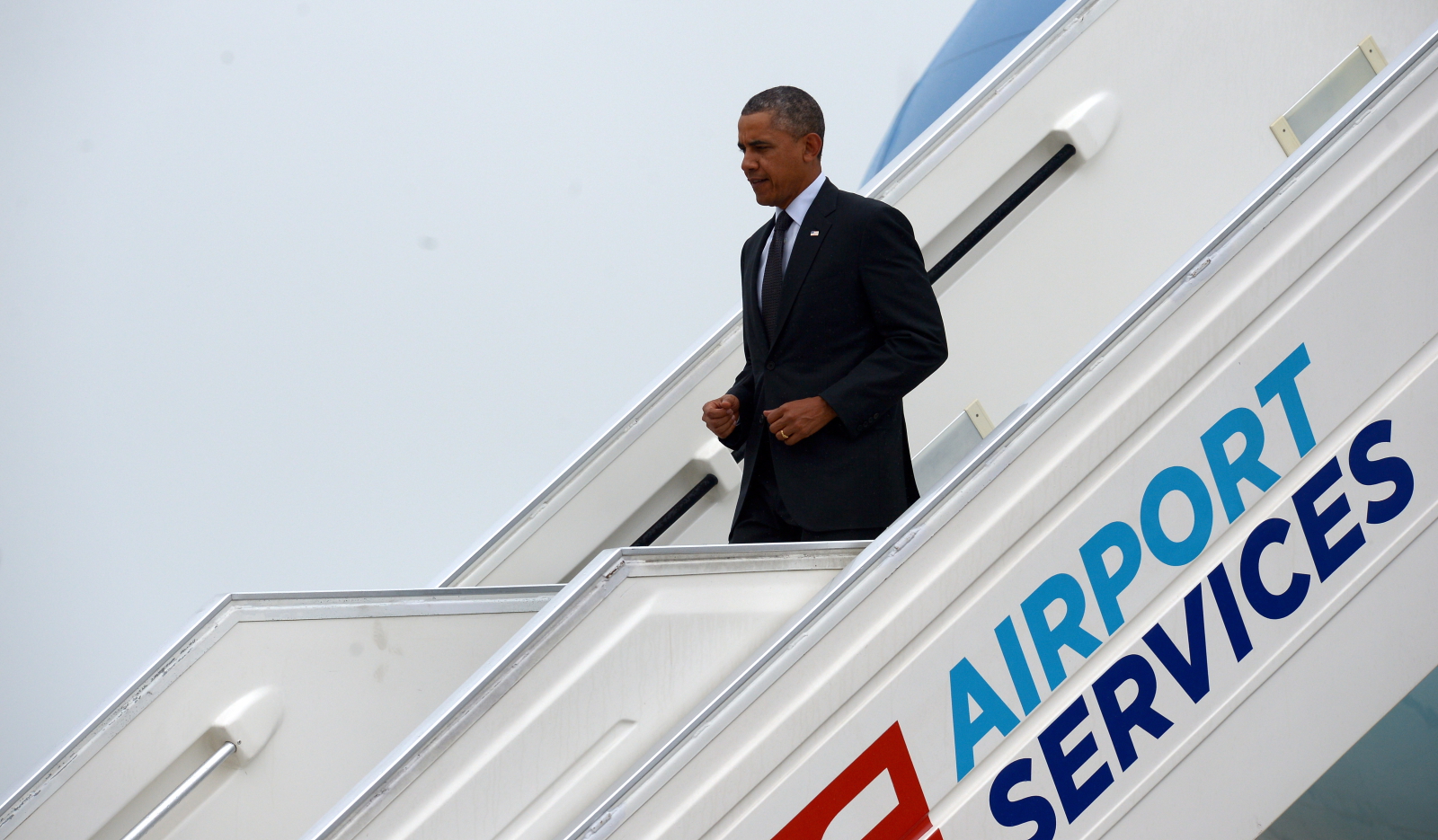 Na Okęciu Baracka Obamę przywitali m.in. polski prezydent Bronisław Komorowski oraz ambasador Stanów Zjednoczonych w Polsce Steven Mull. Po wyjściu z samolotu Barack Obama i Bronisław Komorowski spotkali się na lotnisku ze stacjonującymi w Polsce amerykańskimi żołnierzami