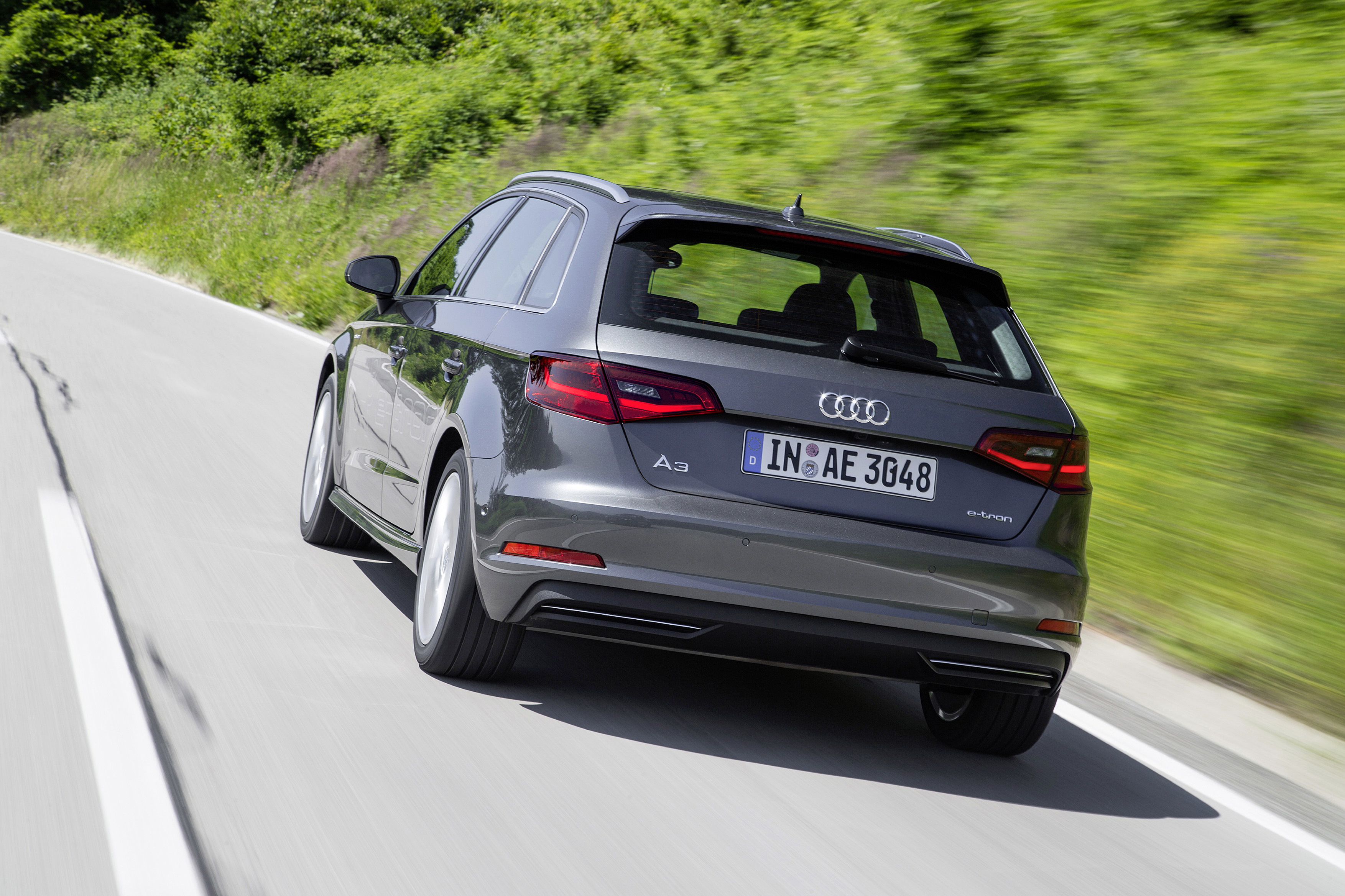 Osiągi? W tej kwestii to prawdziwe Audi - zrywne i sportowe. Audi A3 sportback e-tron jest dowodem na to, że jazda hybrydą nie musi być emocjonująca jak grzybobranie. Niemiecki kompakt wyrywa do przodu jak z procy - silnik elektryczny dostarcza maksymalny moment obrotowy od startu do ok. 2000 obr./min, a jednostka TFSI w przedziale od 1750 do 4000 obr./min.