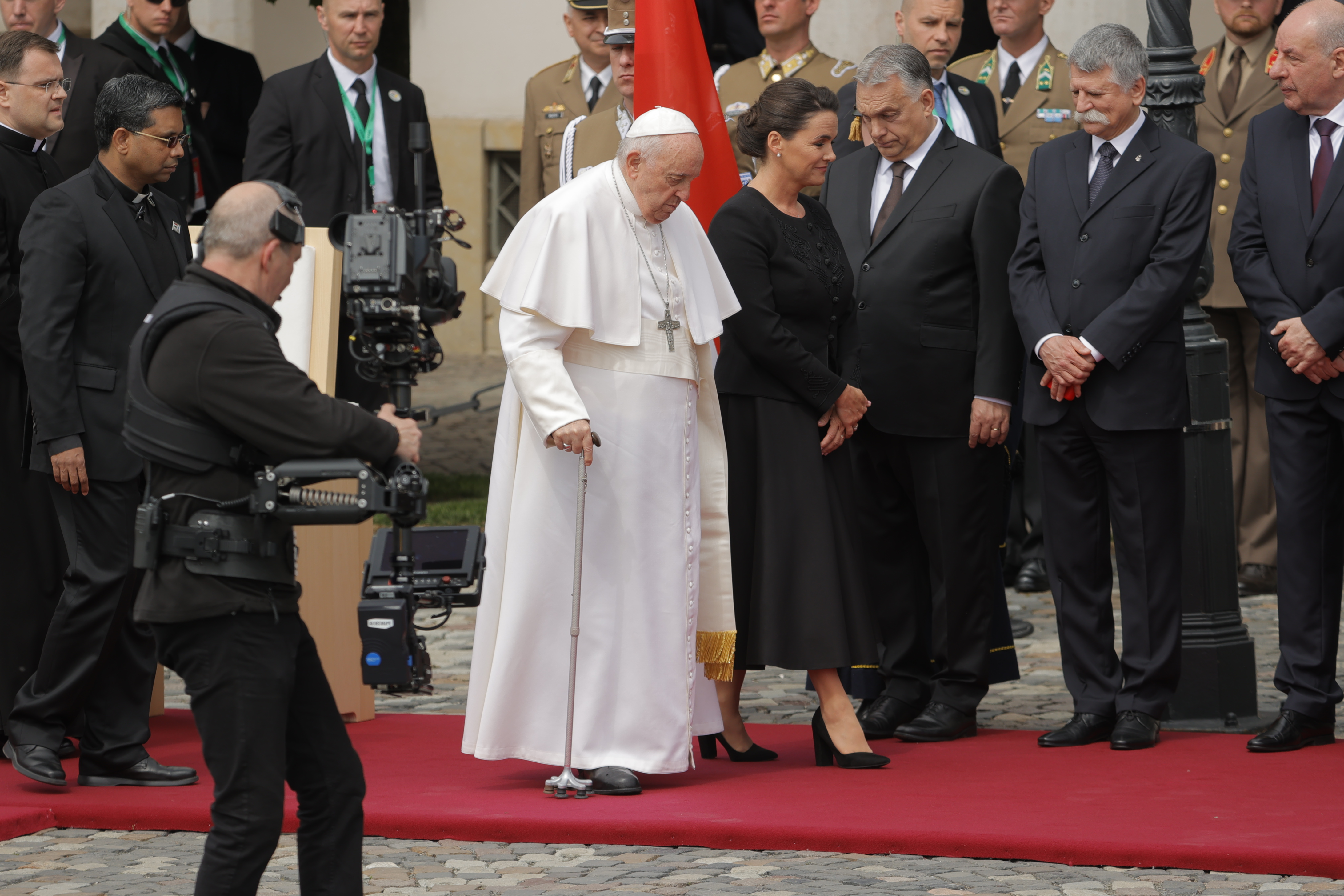 Ez történt odabent, miután Ferenc pápa mögött becsukódott a Sándor-palota kapuja