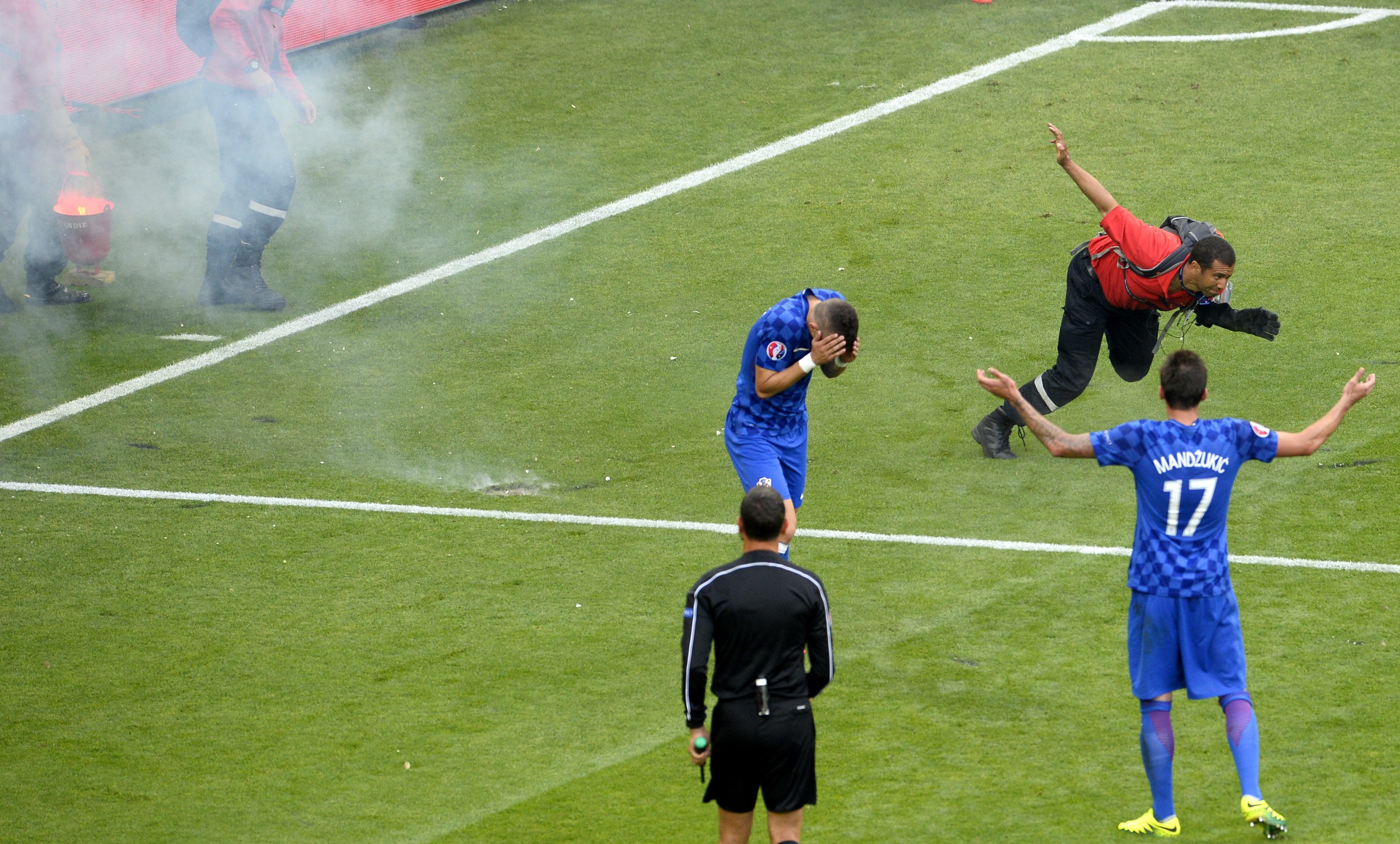 Najpierw Anglicy i Rosjanie, teraz Chorwaci. Kolejni kibice zakłócili mecz Euro 2016