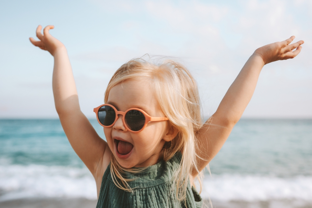 Hány éves kortól viseljen a gyermekünk napszemüveget | EgészségKalauz