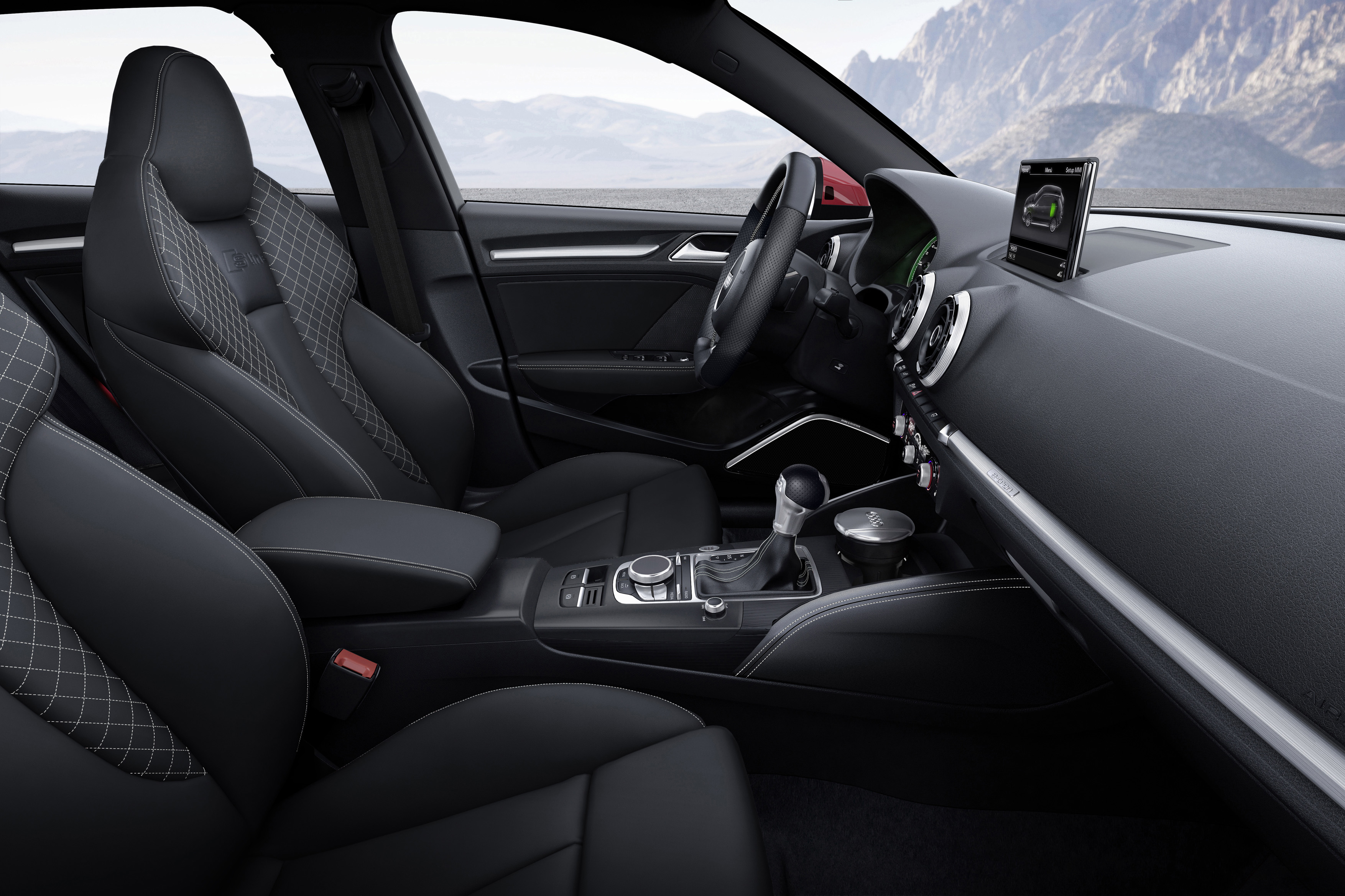 W standardzie znajdziemy m.in. funkcję start-stop z systemem rekuperacji, 17-calowe alufelgi, wielofunkcyjną, sportową kierownicę obszytą skórą, system Audi driver select, automatyczną klimatyzację, czujnik świateł z czujnikiem deszczu, przednie i tylne światła diodowe oraz spoiler dachowy w kolorze nadwozia.