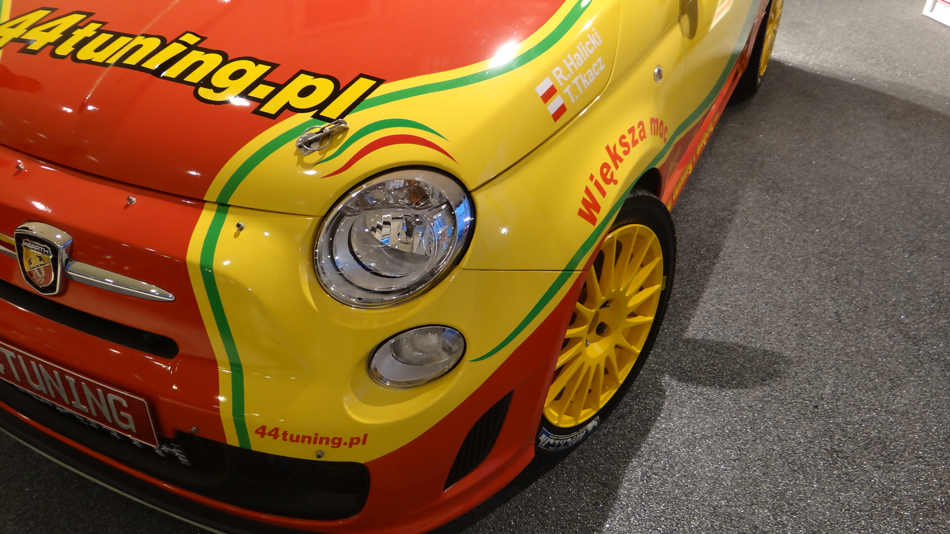 Osiągi auta wymagały zastosowania wytrzymałego sprzęgła (dwutarczowe AP Racing) i specjalnych półosi. Zamontowano też wytrzymalsze piasty oraz szpilki kół. Zawieszenie auta oparto na wyczynowych amortyzatorach Extreme Tech z możliwością regulacji wysokości, kątów wyprzedzenia oraz nachylenia kół